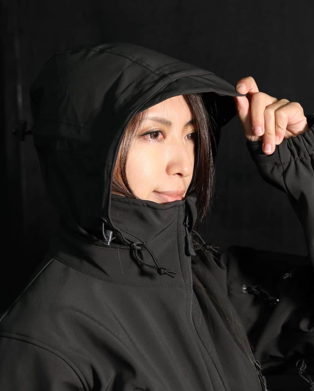 みりどる乙夜さんのインスタグラム写真 - (みりどる乙夜Instagram)「HELIKON-TEX Gun Fighter Softshell Jacket 関東の冬にぴったりのソフトシェルジャケット。もう10年以上愛用しています。今日も着てます😂 3月も肌寒さは続くので、もうしばらく活躍しそうです。 東京上野の中田商店と、九州博多のSWATで販売中！  1枚目 撮影：Masaki Otsuka 掲載：SATマガジン 2021年11月号  #helikontex #helikontexgunfighter #gunfighter #softshelljacket #madeinpoland #tacticalgear #tacticalwear #jacket #winterfashion #pewpew #military #militarywife #tacticool #tacticalgirls #tacticaltraining #gatorzeyewear #gatorzjapan #batesboots #modifyairsoft #xtcg1 #portrait #タクティカル #ヘリコンテックス #中田商店 #射撃 #タクトレ #ミリタリーファッション #ポートレート #雑誌掲載 #ミリドル」3月2日 13時49分 - itsuya_miridoru
