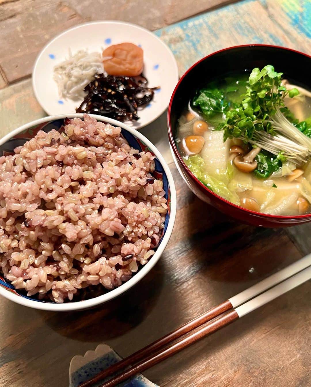 吉田明世さんのインスタグラム写真 - (吉田明世Instagram)「とっても楽しみにしていたお仕事に向けて、ダイエットに挑戦しました🥳 その名も若玄米リセットプログラム！🌾  ダイエットといえば、食事量を減らす、炭水化物を抜く、というイメージがありますが… このプログラムでは、食べること＝胃腸を鍛えるという認識で なんと一日にお米を2合と、野菜たっぷりのお味噌汁を3杯頂くという驚きの食生活を10日間続けます。  お米＝太るというイメージがあったので、 最初は、こんなに食べて大丈夫なの？と疑心暗鬼でしたが、3日目あたりから身体と肌、そして気持ちの変化を感じ、 最終的にはウエスト−5センチ、手足も−2センチ、体重−1.3kgのダイエットに成功しました✌︎  これまでの早食い癖もようやく直り、(←一緒にご飯を食べる人に引かれるスピードで平らげてた) 自分の食生活を見直すことができました。  何より、食べるものを変えるだけでこんなにも身体が変わるんだということを身をもって実感。 未来の自分は今日食べるもので作られるんですね🤭  昨日のTRADで吾郎店長にフェイスラインがスッキリした！と言ってもらえて喜びモードの吉田です☺️  指導してくださった栄養管理士の萩野さん @yuko.hagino  ありがとうございました！♡  なんだかすっごく宣伝みたいになってしまいましたが全然宣伝ではないです😂✋ とりあえず10日間ビールを我慢していたので今週金曜日は絶対飲むんだ🍺 焼肉も行きたいな🥩」3月2日 16時06分 - akiyo0414