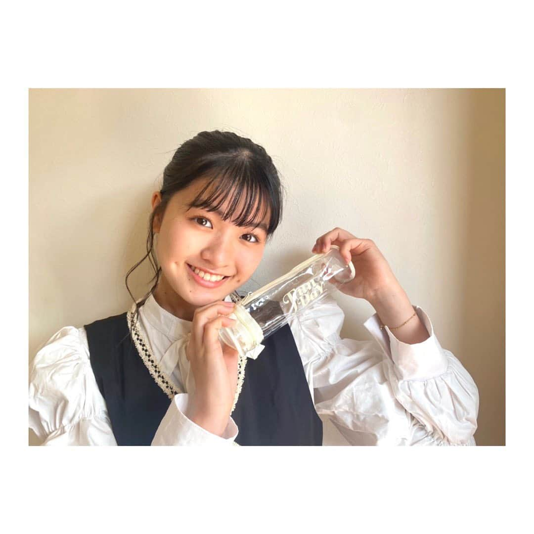 湊胡遥さんのインスタグラム写真 - (湊胡遥Instagram)「. 改めまして、 ニコラ史上初の学年表紙2回目！ 本当にありがとうございます🤲 春らしいピンクの衣装を身に纏って、05lineらしい笑顔の表紙‪‪☺︎‬  そして付録はレピピコラボの2wayで使えるクリアペンポーチ！ めちゃくちゃ可愛い…♡ ニコラ4月号、皆さん是非🍀  #nicola #ニコラ #ニコラ4月号発売中 #ニコモ」3月2日 17時27分 - koharu_minato61official