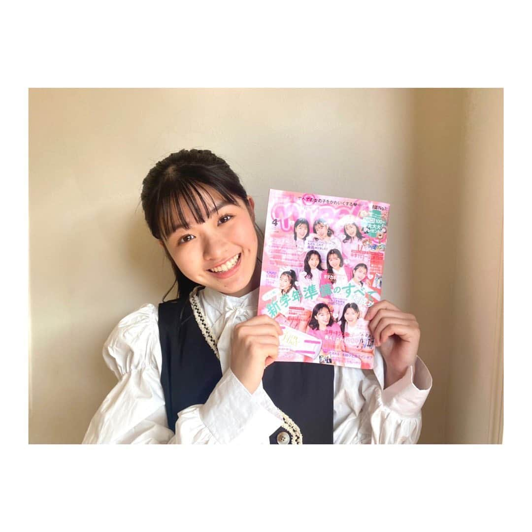 湊胡遥さんのインスタグラム写真 - (湊胡遥Instagram)「. 改めまして、 ニコラ史上初の学年表紙2回目！ 本当にありがとうございます🤲 春らしいピンクの衣装を身に纏って、05lineらしい笑顔の表紙‪‪☺︎‬  そして付録はレピピコラボの2wayで使えるクリアペンポーチ！ めちゃくちゃ可愛い…♡ ニコラ4月号、皆さん是非🍀  #nicola #ニコラ #ニコラ4月号発売中 #ニコモ」3月2日 17時27分 - koharu_minato61official