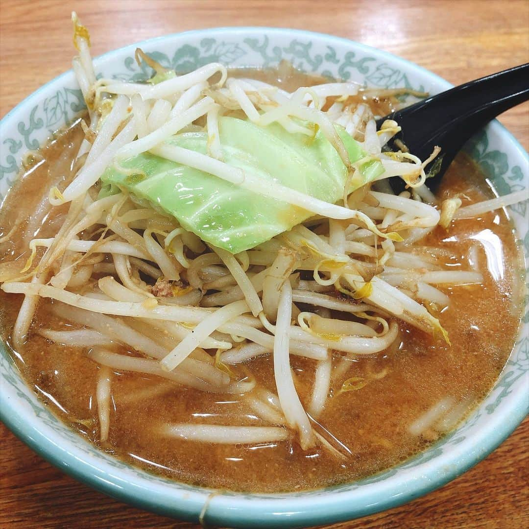 YUUKIさんのインスタグラム写真 - (YUUKIInstagram)「🍜 学生時代の同級生で ラーメン本を手がける友人の投稿で…😋  弘前中三の地下のフードコートで食べれる味噌ラーメン 弘前のソウルフード「中みそ」を思い出して💓  父が好きで家族でよく行ってた 田沢食堂の中華そば＆チャーハンも大好き💕 久々に食べたいなぁ✨✨  @ikemen_kimutaku  @hirosakinakasan   #hirosaki #noodles #delicious #love #aomori #foodstagram #memories #photooftheday #picoftheday #弘前グルメ #弘前ラーメン #ソウルフード #思い出の味 #なか味噌 #田沢食堂 #ラーメンセット #中華そば #昔ながらの中華そば #ラーメン #高校の帰り道によく食べた」3月2日 17時29分 - yuuki_._official