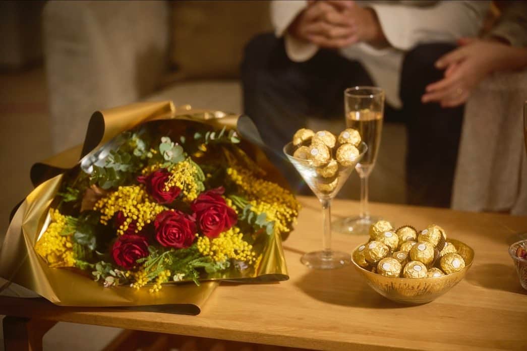 岩間恵さんのインスタグラム写真 - (岩間恵Instagram)「夫婦でフェレロ ロシェのムービーに出演しております✨​ ​ 3月8日はミモザの日(女性にミモザの花を贈って 感謝を伝える日)って、知っていましたか？🌼​ ​ フェレロ ロシェのチョコレートとミモザを セットで贈るって、おしゃれすぎません...😉？​ 撮影でも昔から大好きなフェレロ ロシェと素敵な花束を 頂いて、とっても嬉しかったです〜！✨​ ​ 2月21日〜3月6日で、フェレロ ロシェの公式アカウントでSNSキャンペーンが行われているので見てみてね💝​ ​ @ferrerorocher_jp​ ​ #pr #フェレロロシェ #フェレロロシェミモザ #フェレロロシェアトリエ #ミモザの日 #ferrerorocher #ferrerorochermimosa #ferrerorocheratelier #festadelladonna #womensday​」3月2日 17時58分 - iwamame