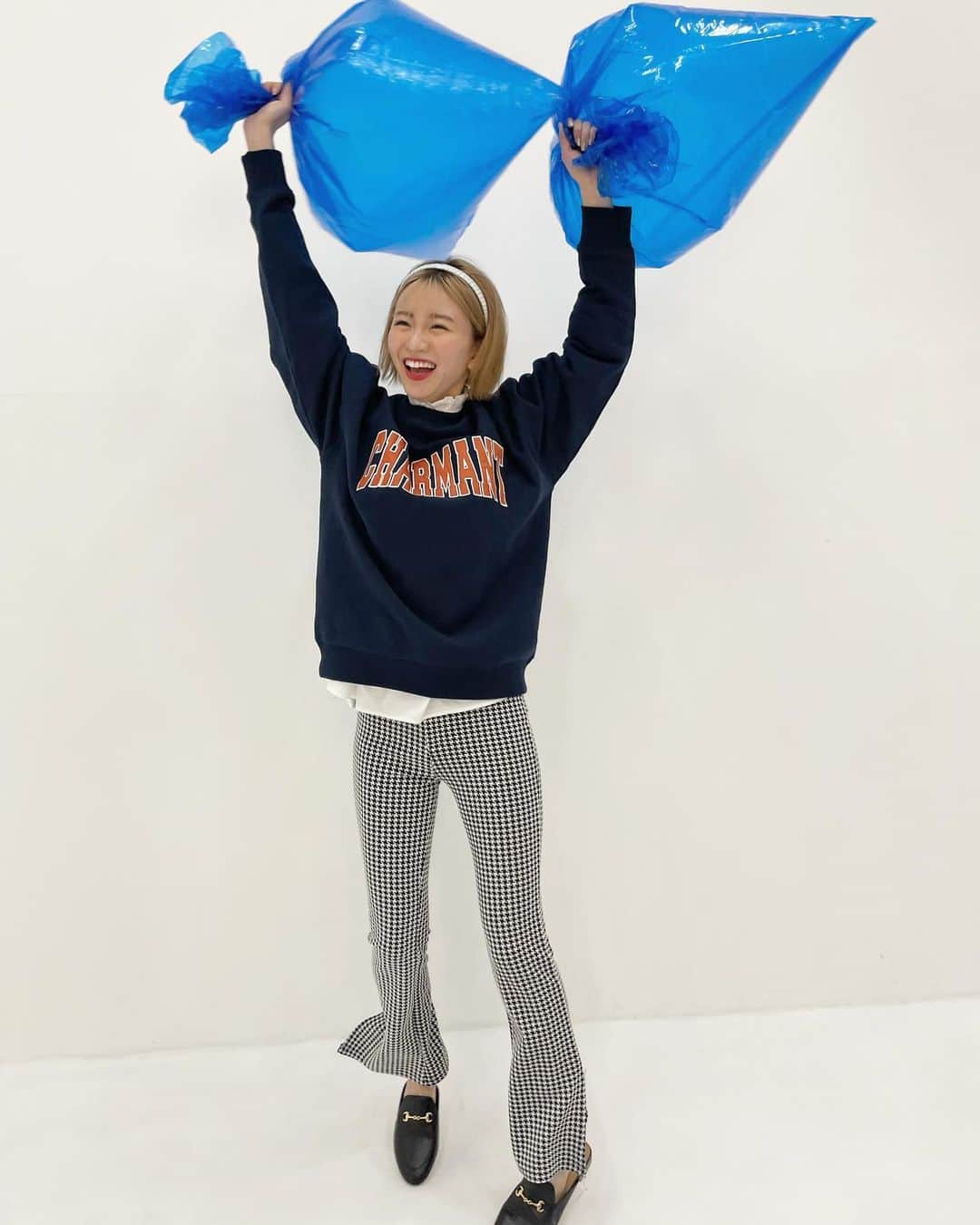 岡崎紗絵さんのインスタグラム写真 - (岡崎紗絵Instagram)「ワーーーーーー優勝！優勝！！ 何かに優勝！！  の図。ゴミ袋ただ振り回して。 楽しかった。🔵  #ray #4月号 #みてね」3月2日 18時11分 - sae_okazaki