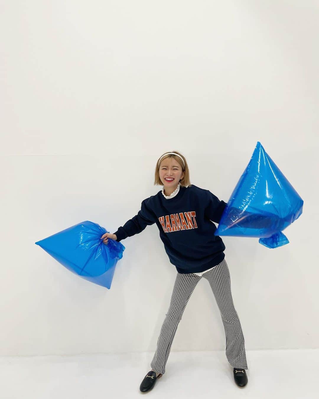 岡崎紗絵さんのインスタグラム写真 - (岡崎紗絵Instagram)「ワーーーーーー優勝！優勝！！ 何かに優勝！！  の図。ゴミ袋ただ振り回して。 楽しかった。🔵  #ray #4月号 #みてね」3月2日 18時11分 - sae_okazaki