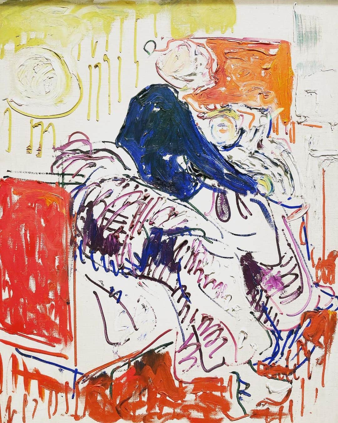 中谷美紀さんのインスタグラム写真 - (中谷美紀Instagram)「さて、こちらはどなたの作品でしょうか？  それぞれ筆致が異なるため、一目では判断し難いのですが、勘の鋭い方はお気づきかもしれませんね。 . . . . . . . . . . . これらはエドヴァルド・ムンクによる絵画と、よく知られた「叫び」をモチーフにアンディー・ウォーフォールが試みたシルクスクリーン版画です。  日本でも少し前にムンク展が開催され、「叫び」も初来日していたようですね。  現在ウィーンのアルベティーナ美術館にて開催されているムンク展はその名も «Edward Munch. In Dialog»と称して、ムンクの作品と、ムンクを敬愛しオマージュを捧げた幾人かのアーティストの作品が対話をするかのように同時に展示されています。  アンディー・ウォーフォール ゲオルグ・バセリッツ ジャスパー・ジョーンズ トレイシー・エミン マルレーネ・デュマス ミリアム・チャン ピーター・ドイグ  幼くして実母を亡くした上に、病弱な身体を持って生まれ、通学することが叶わずに学童期を自宅で過ごしたムンクは、叔母によって絵画の才能を見出され、描く機会を与えられたそうです。  しかし、母に続いて姉との死別という彼にとって忘れ難き喪失の体験に加えて、自国ノルウェーの画壇で酷評さはれたり、痴情のもつれによる銃の暴発事件で中指の一部を失ったり、スペイン風邪を患って瀕死の状態となった上、二度の大戦を体験し、ナチスには退廃芸術の烙印を押され、アルコール依存症と精神疾患に苛まれて苦渋の人生を過ごしました。  ヒ素を主成分としていた緑を多用するムンクの作品には、病的な人間関係や圧倒的な孤独、疎外感、喪失感、絶望、憂鬱、嫉妬、哀しみ、恐れ、痛みなどが顕著に表れており、決して心地よいものとは言えないため、残酷なニュースが間断なく舞い込んで来る今この時期に鑑賞に出かけることは、とても勇気のいることでした。  その一方で、演じるという行為を生業にする以上は、他者の心に潜むあらゆる感情をあまねく観察し、人様の喜びも痛みも、自らの愉悦も苦悩も等しく貪りながら表現するより他に手立てはないのです。  ムンクの書き残した言葉を編纂し、原田マハさんが翻訳なさった「愛のぬけがら」によると、ムンクは以下のように述べています。  「私は、心をむきだしにしなくてもいいようなアートを信じない。文学でも、音楽でも同じだが、あらゆるアートは、心血を注いで創造されるべきだ。アートとは、心の血のことだ」  アーティストが流す心の血液であり、情熱や悦びの発露による果実でもあるアートを、役柄を演じるための拠り所とすることも多く、この度も次に控える作品に向けて資源を掘り起こすべく、徒歩圏内の美術館を訪れたのでした。  ムンクが意外にも現代アートのような抽象表現を試みていたことは新たな発見で、1枚目の作品などは、ノルウェイの国立美術館で隅に追いやられ、仕舞い込まれていたものだそうです。  「私のアートは告白だ。アートを通して世界との関係をはっきりさせたいのだ。言ってみれば、自己中心主義だ。 しかし同時に、私のアートは、誰かが真理を追求するとき、白黒はっきりさせる力になれるんじゃないか」  エゴの強すぎるアートに触れるとどっと疲れるのですが、少なくとも画家自身がエゴを自覚していることに安堵感を覚えましたし、望んだように人を愛し、愛されることができず、人生が耐え難きものであったはずのムンクが、自死を踏みとどまることができた理由もそこにあるのではないかと、推察する次第であります。  ムンク自身の作品もさることながら、彼の魂に共鳴するアーティストたちによる現在の世相の写し鏡のような作品に完全にノックアウトされ、午後から寝込んでしまったほどです。  毒をもって毒を制するような荒療治に耐えられる方がいらっしゃいましたら、エドヴァルド・ムンクとトレイシー・エミンをおすすめしたいと思いますが、今は刺激が強すぎることと拝察いたしますゆえ、衝撃的なトレイシー・エミンの作品については、また改めてご報告させていただきますね。  アルベティーナ美術館では19歳以下の入場は無料のため、モネやゴッホ、ピカソなどの近代絵画を公開する常設展には、幼い子供たちも大勢鑑賞に訪れていました。  アートが政治によって毀損されることがなきようにと切に願いつつ………。  我一直在维也纳阿尔贝蒂娜博物馆观看爱德华·蒙克的展览。 在这种时候看着一个充满痛苦的工作被剥夺了精力和体力，但我去寻找下一个工作的资源。  Die beeindruckende Ausstellung von Edwerd Munch wird jetzt im Albertina Museum in Wien veranstaltet.  #オーストリア #ウィーン #アルベティーナ美術館 #近代美術 #エドヴァルドムンク  #ムンク展  #ムンクの叫び #アンディーウォーホル #海外暮らし #中谷美紀 #visitaustria #visitvienna  #albertina  #modernart  #edwardmunch  #munch  #andywarhol  #scream  #mikinakatani」3月2日 19時44分 - mikinakatanioffiziell