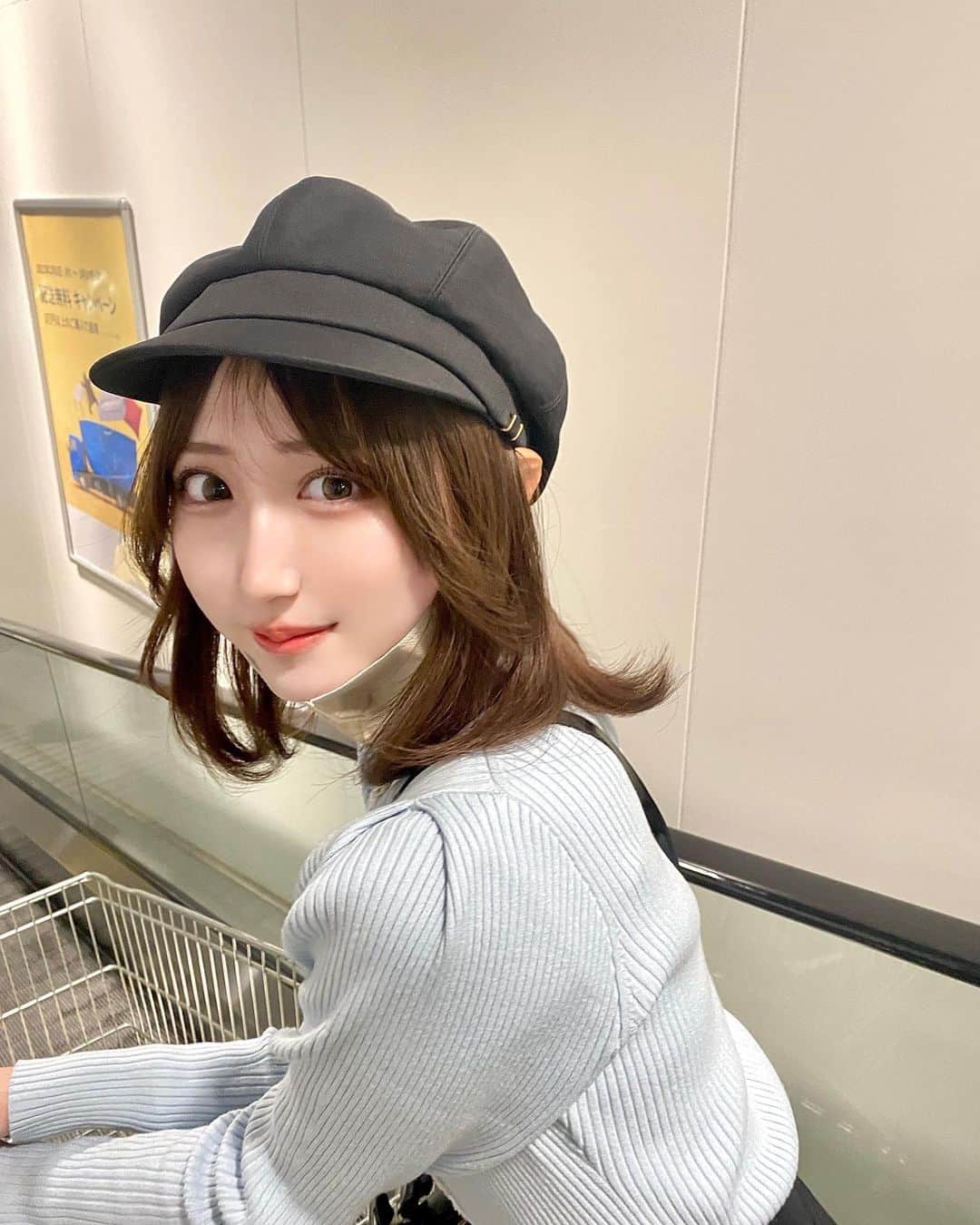Ayanaさんのインスタグラム写真 - (AyanaInstagram)「帽子被ると前髪なくなるよね🧢」3月2日 20時28分 - naalunlun