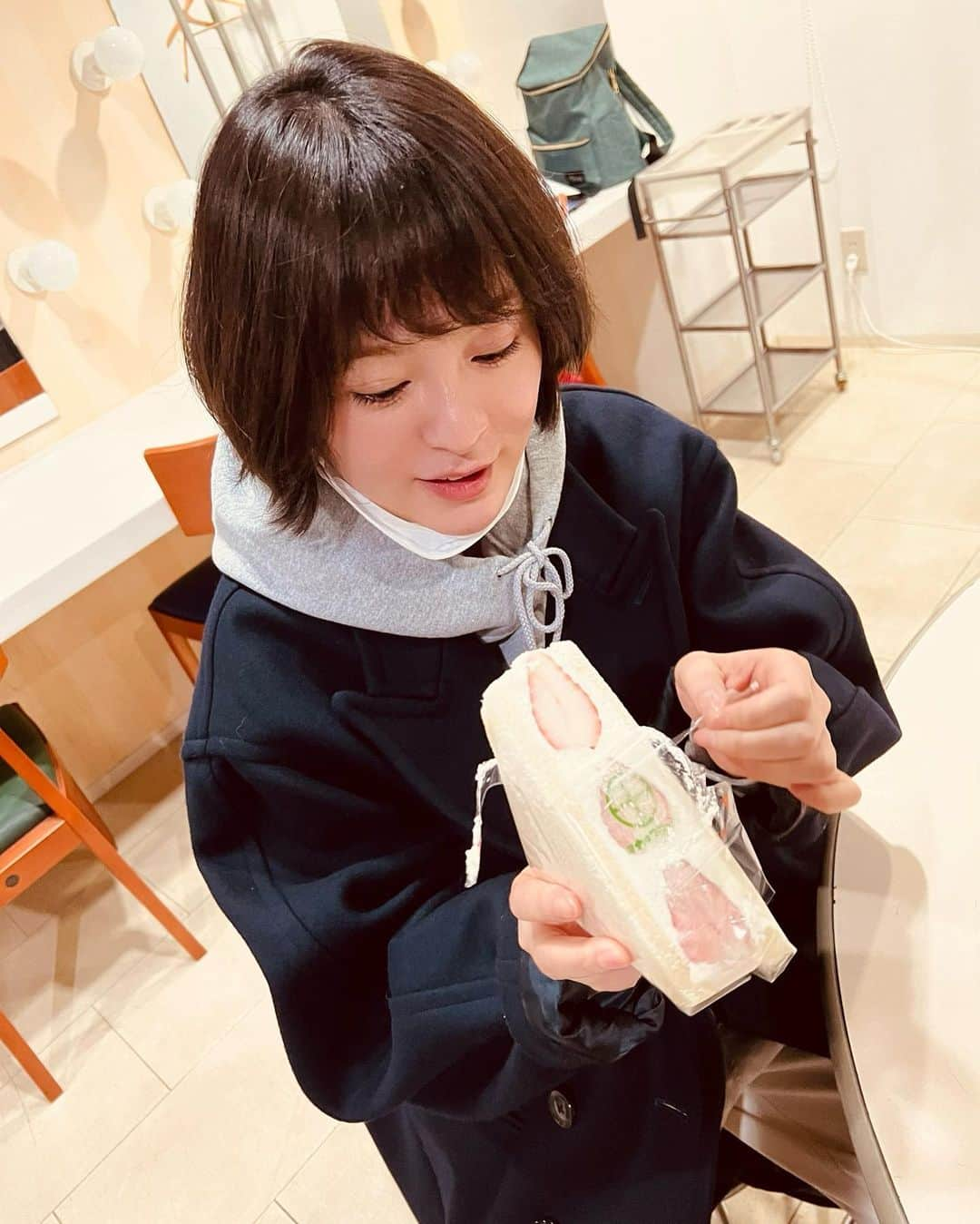 貫地谷しほりさんのインスタグラム写真 - (貫地谷しほりInstagram)「マネージャーが くれたーーーーー！ ご馳走様でした^_^ #フルーツサンド #美味しゅうございました」3月2日 21時30分 - shihori_kanjiya