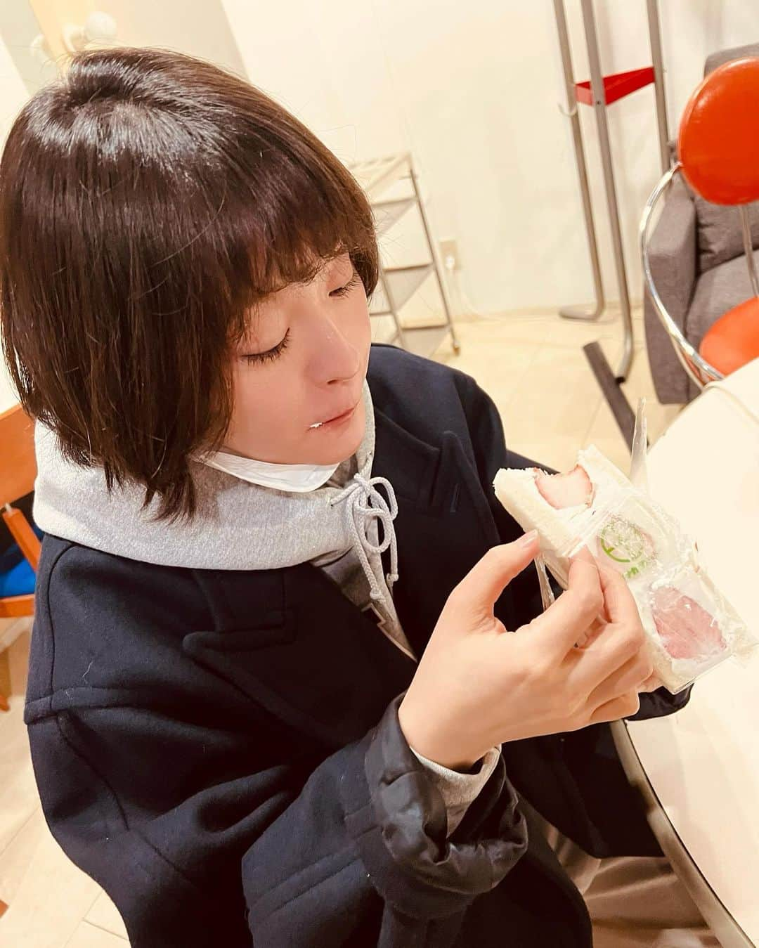 貫地谷しほりさんのインスタグラム写真 - (貫地谷しほりInstagram)「マネージャーが くれたーーーーー！ ご馳走様でした^_^ #フルーツサンド #美味しゅうございました」3月2日 21時30分 - shihori_kanjiya