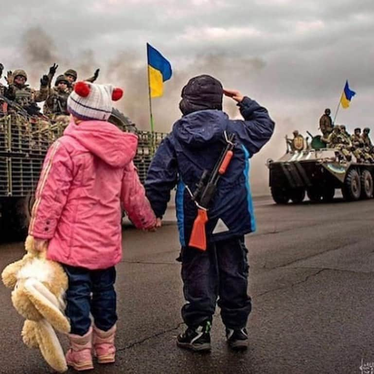 ジェニー・ガースさんのインスタグラム写真 - (ジェニー・ガースInstagram)「My heart breaks for all of the people of #ukraine and the innocent citizens of #russia.  Those fighting for freedom, the children, the animals…it’s all so senseless and inhumane. I’m watching the newsfeed in disbelief and fear just like you.  If you want to help check out my stories for some links 💔🇺🇦」3月3日 2時33分 - jenniegarth