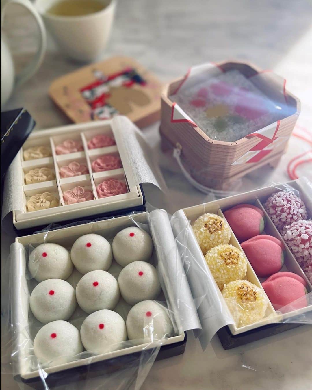 辻直子さんのインスタグラム写真 - (辻直子Instagram)「#虎屋の世界感じましたよ#雛菓子で#雛祭り🎎#i♡👆🏻 #心遣いまで一緒に届きました#日本の伝統がここにありました#ありがとうございました♡  丁寧に運ばれてきた雛菓子🎎 運んでくれた方もとても素敵な方  私まだ食べたことないんです、とある日の会話の一時🍽流れていくそんな会話の部分をきっとどこかに優しく留めておいてくれました  驚きと感動と、みんな自分のやりたいことしたいことしなければならないことに費やす時間で１日がおわります  誰しも時間は同じだけある中で、誰かが心からよろこぶことに費やす時間を作ることはとても豊だなって  豊さは一方通行ではなくて、放射状に行き交うものですね⭐️  お重を一段一段開くたびに、うれしくてうれしくて♡ピクニックみたい☀️思わず大好きな桃の練り切りを口のなかへ  口のなかへ入る度に一つ一つの素材の味わいを感じました、甘い世界のなかにいつかの時代の日本を感じました  和菓子は宇宙です♡👌🏻」3月3日 12時13分 - naoko.ts