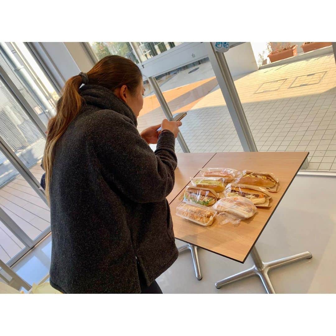 宮川紗麻亜さんのインスタグラム写真 - (宮川紗麻亜Instagram)「🌻 パンLOVE🍞🥐🥖🥪🥯 この日はボリューミーなコッペパン。  これは、小金井のバレーボール教室に行った時に買えるやつだから、たまにしか買えないやつ〜。  中身が溢れない様にちぎっただけなのに、パンのちぎり方が上手いと褒められました！笑  わたくしパン好きな癖に、実は1回も作った事はありません😂もちろん食べる専門です。 #パン好き #パン活 #パン屋さん #bakery  #🍞 #❤️ #小金井バレーボール教室 #東小金井 #volleyball #バレーボール #アンパンマンに似てると言われる  #サマーパンマン ⇦売れるかな？笑」3月3日 14時56分 - sunflower__summer