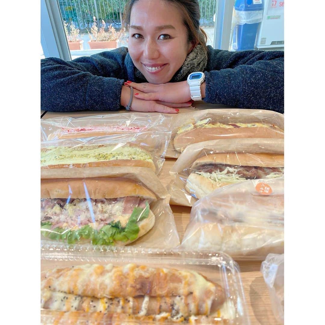 宮川紗麻亜さんのインスタグラム写真 - (宮川紗麻亜Instagram)「🌻 パンLOVE🍞🥐🥖🥪🥯 この日はボリューミーなコッペパン。  これは、小金井のバレーボール教室に行った時に買えるやつだから、たまにしか買えないやつ〜。  中身が溢れない様にちぎっただけなのに、パンのちぎり方が上手いと褒められました！笑  わたくしパン好きな癖に、実は1回も作った事はありません😂もちろん食べる専門です。 #パン好き #パン活 #パン屋さん #bakery  #🍞 #❤️ #小金井バレーボール教室 #東小金井 #volleyball #バレーボール #アンパンマンに似てると言われる  #サマーパンマン ⇦売れるかな？笑」3月3日 14時56分 - sunflower__summer