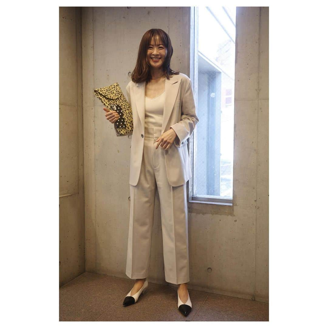 高垣麗子さんのインスタグラム写真 - (高垣麗子Instagram)「* 今日はマネージャーと打ち合わせです  デビューしたばかりのMIESROHE(ミースロエ)のセットアップを着てきたよ @miesrohe_   展示会でオーダーしたんだけど、綺麗だけどゆるっとラフにも着られるし、パンツのウエスト位置が高くて嬉しいな😬  仕事のこと、そして世の中で起きている様々なこと、自分達が目を向けていかなきゃいけないことを深く話し合いました！  * #私服 #outfit  #MIESROHE #ミースロエ」3月3日 15時51分 - reikotakagaki