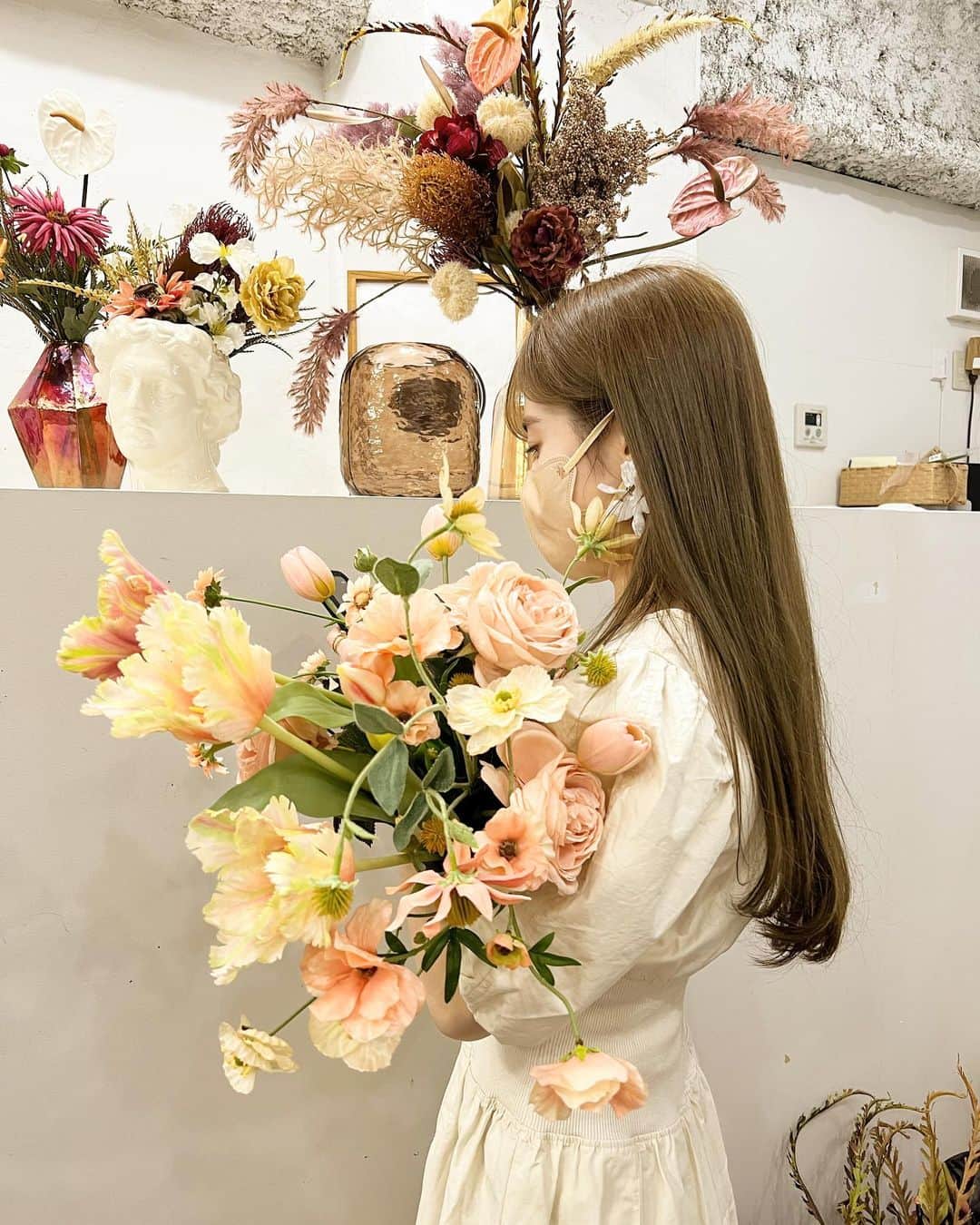 舟山久美子（くみっきー）さんのインスタグラム写真 - (舟山久美子（くみっきー）Instagram)「Love...💐  お花ってなんでこんなに癒されるんだろう？♡  植物は生き物だから、なんだか子育てと似ている☺️同じように目を向けて語りかけ、様子を見ながら育てていく。  目で見ても美しく癒されるだけでなくあ、お部屋が呼吸するようで大好きなんです☺️  まなみんの作るアーティシャルフラワーのお花たちは妖精みたいで可愛いくって、我が家の至る所にお迎えしています💐  今回一目惚れしたこの子。我が家で愛でようと思います。  お部屋に生花と並べたのだけど 全然わからないよね！  そしてこれまた大好きなアクセサリーは、女性らしくも強くもある。  私の大好きが詰まってた❤️  今日は朝から頑張ったので、 ちょっと休憩したいけど あと一踏ん張り…♪  みんなも一日お疲れ様でした❤️」3月3日 17時11分 - kumikofunayama