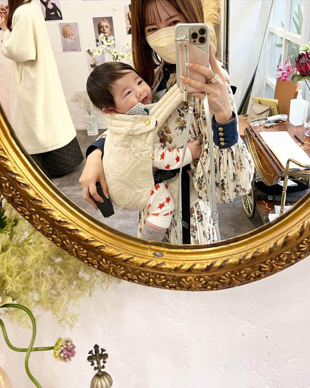 舟山久美子（くみっきー）さんのインスタグラム写真 - (舟山久美子（くみっきー）Instagram)「Love...💐  お花ってなんでこんなに癒されるんだろう？♡  植物は生き物だから、なんだか子育てと似ている☺️同じように目を向けて語りかけ、様子を見ながら育てていく。  目で見ても美しく癒されるだけでなくあ、お部屋が呼吸するようで大好きなんです☺️  まなみんの作るアーティシャルフラワーのお花たちは妖精みたいで可愛いくって、我が家の至る所にお迎えしています💐  今回一目惚れしたこの子。我が家で愛でようと思います。  お部屋に生花と並べたのだけど 全然わからないよね！  そしてこれまた大好きなアクセサリーは、女性らしくも強くもある。  私の大好きが詰まってた❤️  今日は朝から頑張ったので、 ちょっと休憩したいけど あと一踏ん張り…♪  みんなも一日お疲れ様でした❤️」3月3日 17時11分 - kumikofunayama