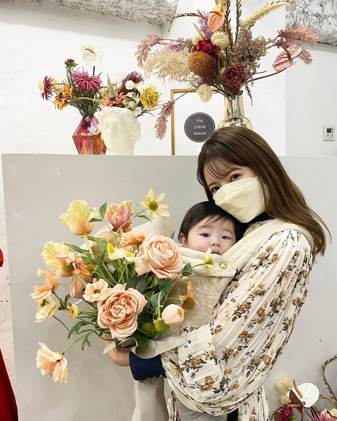 舟山久美子（くみっきー）さんのインスタグラム写真 - (舟山久美子（くみっきー）Instagram)「Love...💐  お花ってなんでこんなに癒されるんだろう？♡  植物は生き物だから、なんだか子育てと似ている☺️同じように目を向けて語りかけ、様子を見ながら育てていく。  目で見ても美しく癒されるだけでなくあ、お部屋が呼吸するようで大好きなんです☺️  まなみんの作るアーティシャルフラワーのお花たちは妖精みたいで可愛いくって、我が家の至る所にお迎えしています💐  今回一目惚れしたこの子。我が家で愛でようと思います。  お部屋に生花と並べたのだけど 全然わからないよね！  そしてこれまた大好きなアクセサリーは、女性らしくも強くもある。  私の大好きが詰まってた❤️  今日は朝から頑張ったので、 ちょっと休憩したいけど あと一踏ん張り…♪  みんなも一日お疲れ様でした❤️」3月3日 17時11分 - kumikofunayama