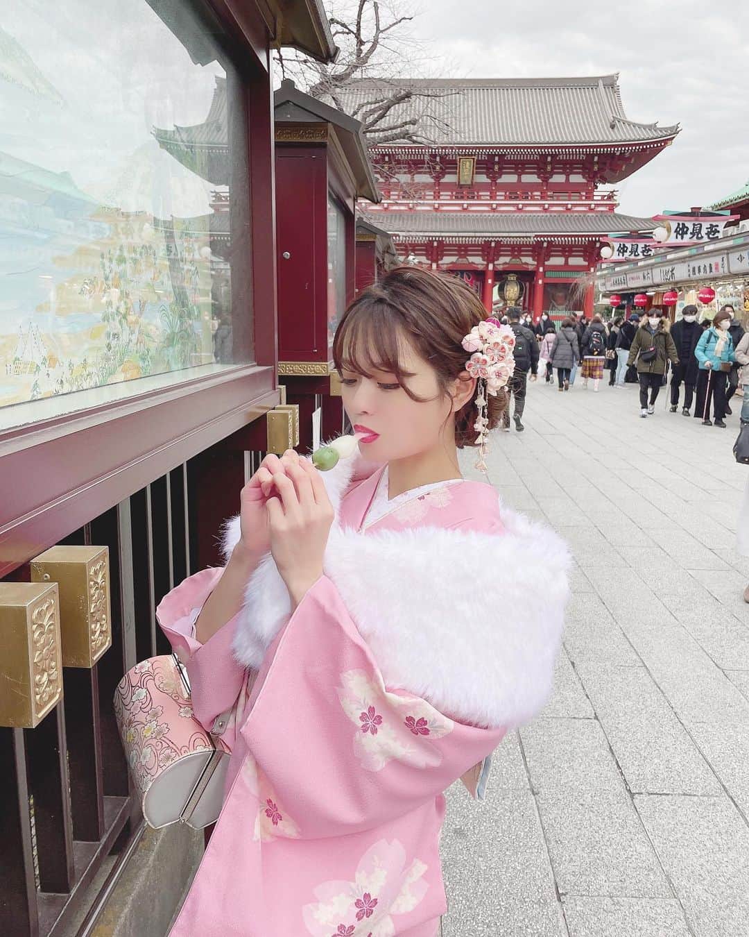Isakoさんのインスタグラム写真 - (IsakoInstagram)「#桃の節句 🌸🍡 　 本日、日本はお雛祭りと言う事で ひなひ @kerahinako1105 とお着物を着た時のphoto👘 　 お着物は @asakusa_sawadaya さんです🥰 いつもありがとうございます💓👘  　 撮影した時、既に梅が咲いていてとっても綺麗でした🌸 　 そして三色団子美味しかった〜🍡笑笑  スタバの桜シリーズも飲めて大満足な日でした☕️💓  　  #ひなまつり#ひな祭り#お雛祭り#訪問着#訪問着ヘア#着物コーディネート#着物ヘア#着物レンタル#着物コーデ#着物ヘアアレンジ#浅草寺#kimono#japanesegirl#japaneseculture」3月3日 18時34分 - ichaaako