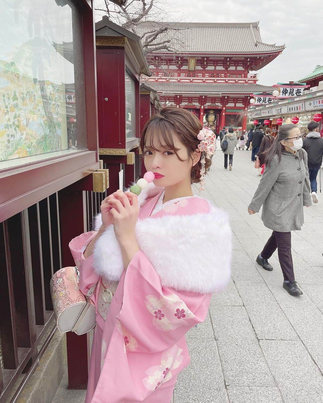Isakoさんのインスタグラム写真 - (IsakoInstagram)「#桃の節句 🌸🍡 　 本日、日本はお雛祭りと言う事で ひなひ @kerahinako1105 とお着物を着た時のphoto👘 　 お着物は @asakusa_sawadaya さんです🥰 いつもありがとうございます💓👘  　 撮影した時、既に梅が咲いていてとっても綺麗でした🌸 　 そして三色団子美味しかった〜🍡笑笑  スタバの桜シリーズも飲めて大満足な日でした☕️💓  　  #ひなまつり#ひな祭り#お雛祭り#訪問着#訪問着ヘア#着物コーディネート#着物ヘア#着物レンタル#着物コーデ#着物ヘアアレンジ#浅草寺#kimono#japanesegirl#japaneseculture」3月3日 18時34分 - ichaaako