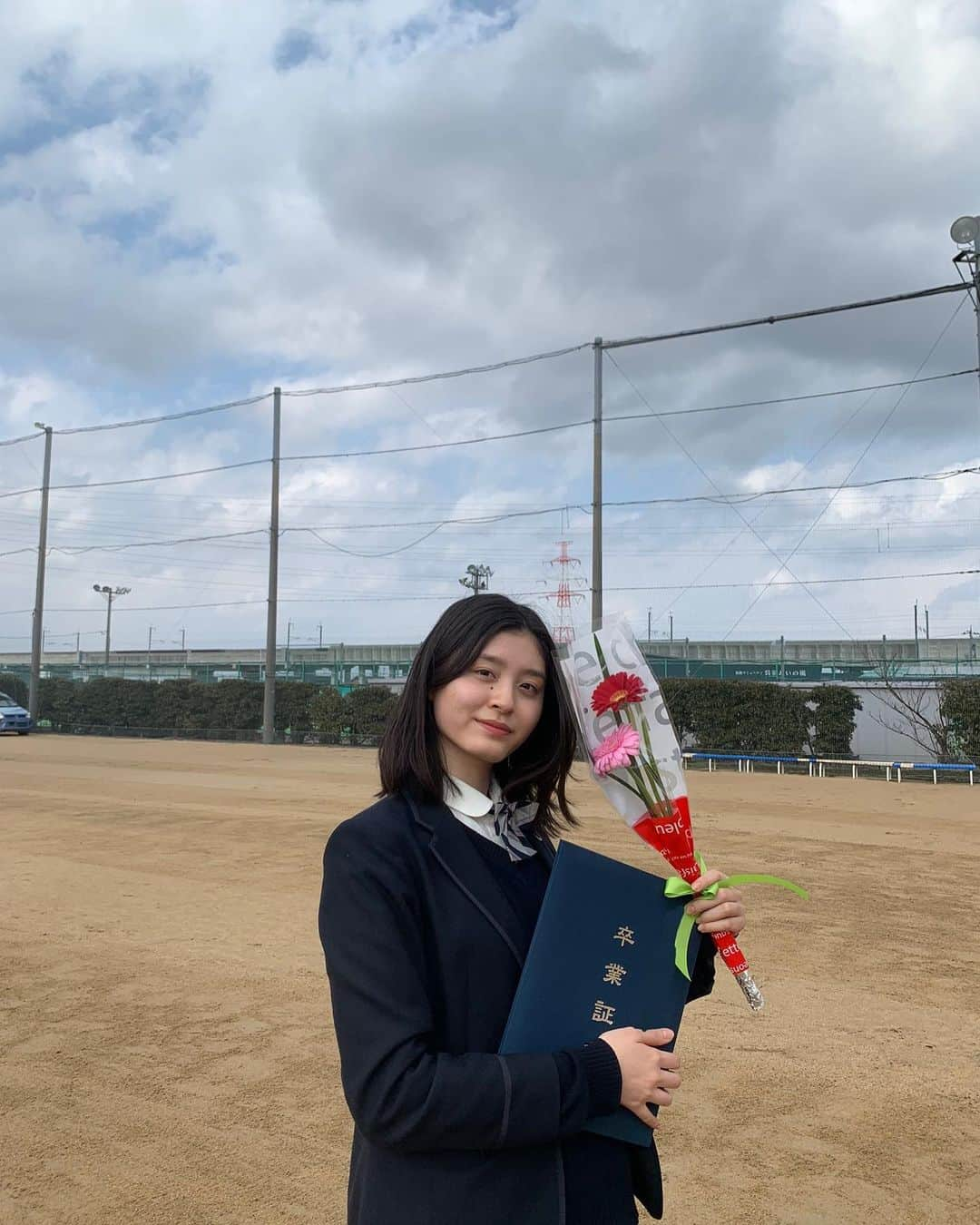 草野星華さんのインスタグラム写真 - (草野星華Instagram)「. 本日高校を卒業しました🎓 ⁡ 部活や勉強、仕事に色々なものを抱えていた3年間ではあったけれど、周りの皆さんに支えていただいて本当に楽しい高校生活を送れました🌸 ⁡ 夢に見てた高校生活。コロナが蔓延したのは高一の冬で、行事で学校外に出掛けることは1度もありませんでした。理想とは違う部分もあったけれど、それでも楽しく過ごせたのは友達や周りの方々のおかげです。 改めて、心からお礼を言いたいです💐 ありがとうございました。︎☺︎ ⁡ ⁡ そして、第一志望の大学に無事合格しました㊗️ ⁡ 受験期は毎日学校に残って面接練習をしたり小論文を書いたり、、死ぬほど行きたいと思ってた志望校は倍率が中々高かったので1度落ちてしまい諦めかけてたけど2度目で受かったときは号泣しました笑 春からは一人暮らし！頑張ります👑 ⁡ ⁡ 星華」3月3日 18時38分 - ykys410