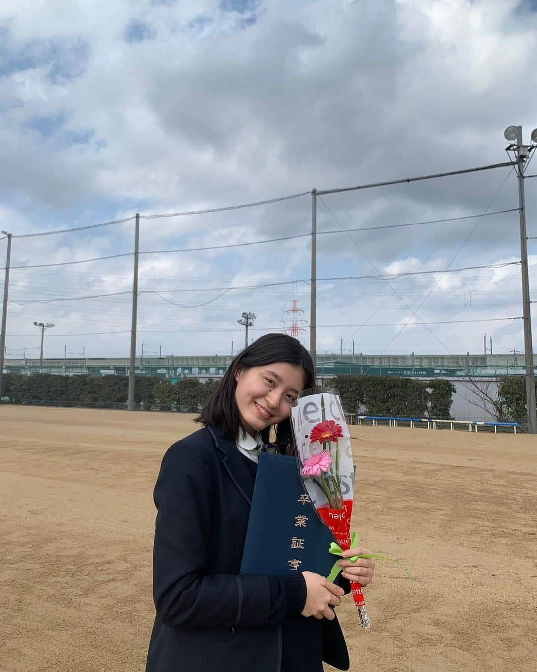 草野星華さんのインスタグラム写真 - (草野星華Instagram)「. 本日高校を卒業しました🎓 ⁡ 部活や勉強、仕事に色々なものを抱えていた3年間ではあったけれど、周りの皆さんに支えていただいて本当に楽しい高校生活を送れました🌸 ⁡ 夢に見てた高校生活。コロナが蔓延したのは高一の冬で、行事で学校外に出掛けることは1度もありませんでした。理想とは違う部分もあったけれど、それでも楽しく過ごせたのは友達や周りの方々のおかげです。 改めて、心からお礼を言いたいです💐 ありがとうございました。︎☺︎ ⁡ ⁡ そして、第一志望の大学に無事合格しました㊗️ ⁡ 受験期は毎日学校に残って面接練習をしたり小論文を書いたり、、死ぬほど行きたいと思ってた志望校は倍率が中々高かったので1度落ちてしまい諦めかけてたけど2度目で受かったときは号泣しました笑 春からは一人暮らし！頑張ります👑 ⁡ ⁡ 星華」3月3日 18時38分 - ykys410