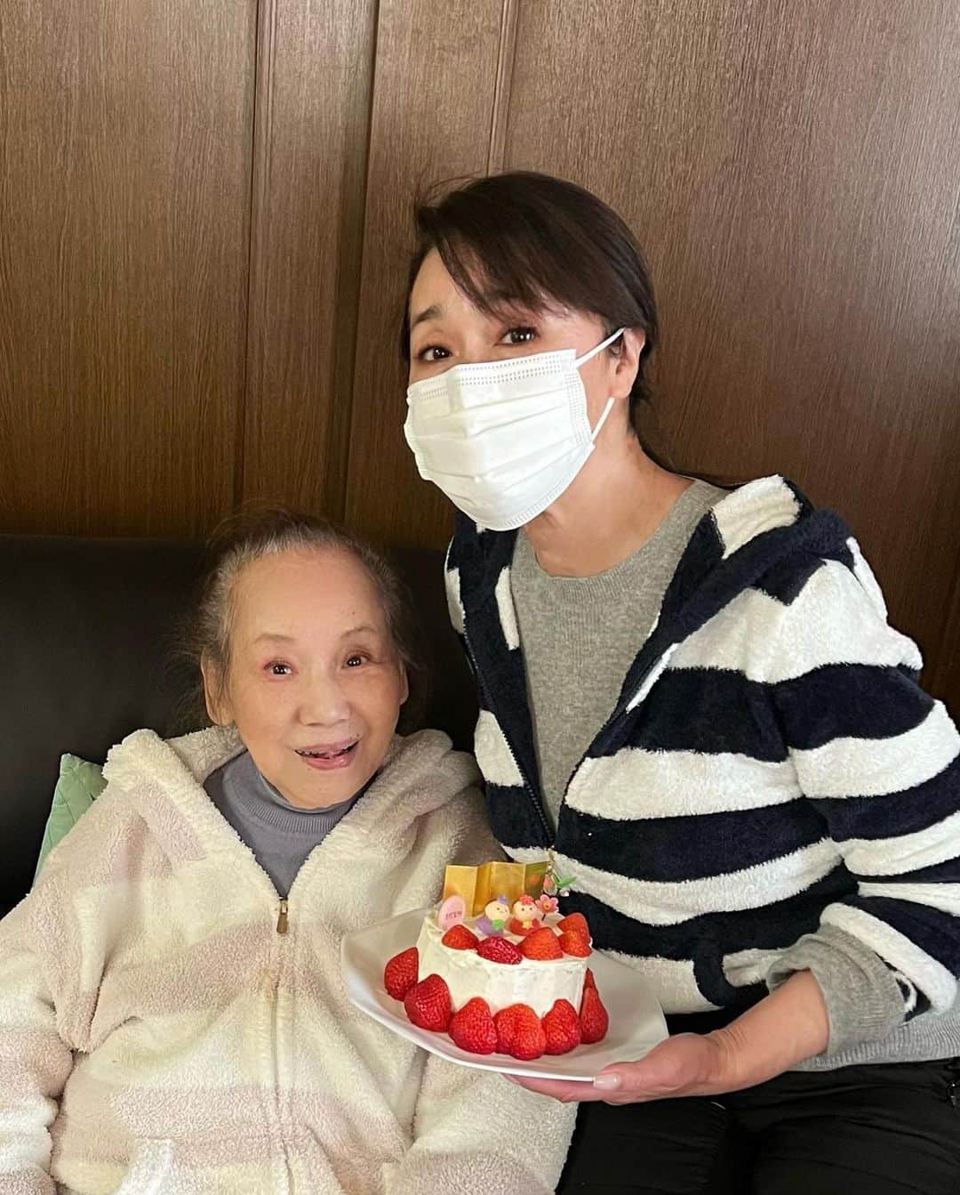 浅野ゆう子さんのインスタグラム写真 - (浅野ゆう子Instagram)「今日は…  3月3日 🌸  手作りお雛さまケーキです　^_^  母と一緒に楽しいひとときでした。  喜んでくれて嬉しい💕  #ひな祭り #おひなさま ケーキ #母 #母の笑顔 #何より嬉しい」3月3日 18時55分 - yukoasano_official