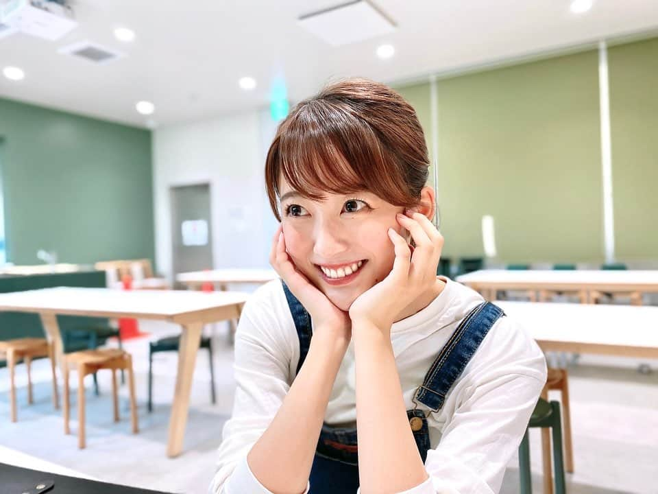 澤井志帆さんのインスタグラム写真 - (澤井志帆Instagram)「.2022.3.3 ⁡ ロケで「KADODE OOIGAWA」へ🌱🤍 ⁡ JAおおいがわの農産物PRユニット "茶果菜"の皆さんとも久しぶりにお会いしてパワーを沢山貰いました💪🏻😚 ⁡ 「KADODE OOIGAWA」の大きなロゴマークは天気がいいと青空に映えますね☀︎ きょうもぽかぽか陽気で暖かかった〜🌿✨ ⁡  ⁡ #DaiichiTV#アナウンサー#KADODEOOIGAWA#門出大井川#門出#島田市#茶果菜#ごちカン」3月3日 19時07分 - shiho_sawai