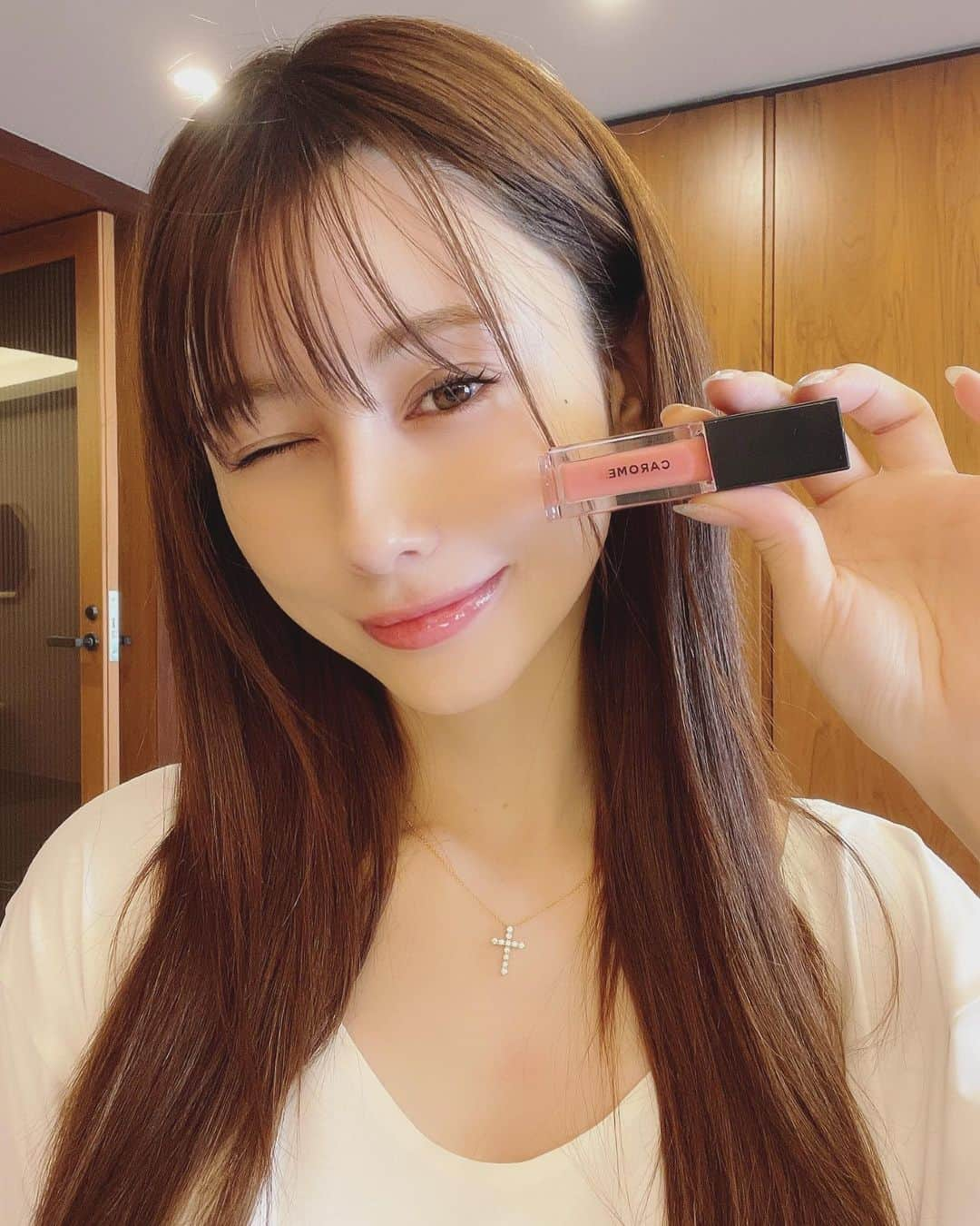 ダレノガレ明美さんのインスタグラム写真 - (ダレノガレ明美Instagram)「お待たせしました✨ 昨年店頭限定色として発売して大人気で 即売り切れたCAROME.LIPの 「ヌードピンク」が ついにWEB販売開始です💄  肌なじみの良いので 凄く唇が綺麗にみえます！ デートにも女子会にも仕事でも 場所関係なく使える一本！ さらに細かいピンクパールが入ってるので 唇がプルプルに！ でも、ベタベタはしません！  さらにさらに 「忍ばせティント」配合だから やさしくティッシュオフすれば マスクにもつきにくくなります‼️ 美発色が続くリップ試してみてね💋  みなさんWEBで是非GETしてね✌️  #CAROME #リップ #ヌードピンク #ティントリップ」3月3日 19時39分 - darenogare.akemi