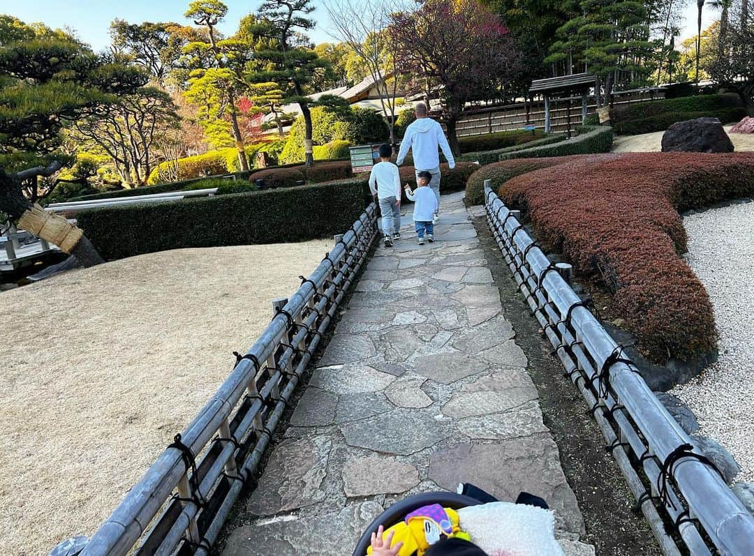 まいちゃんさんのインスタグラム写真 - (まいちゃんInstagram)「近場だけど1泊してきた🌈 ベビーベッドがあるホテル限られてたけど 檜風呂の和な部屋で良かった🛁 . . #3兄妹」3月3日 21時12分 - maisama_gram