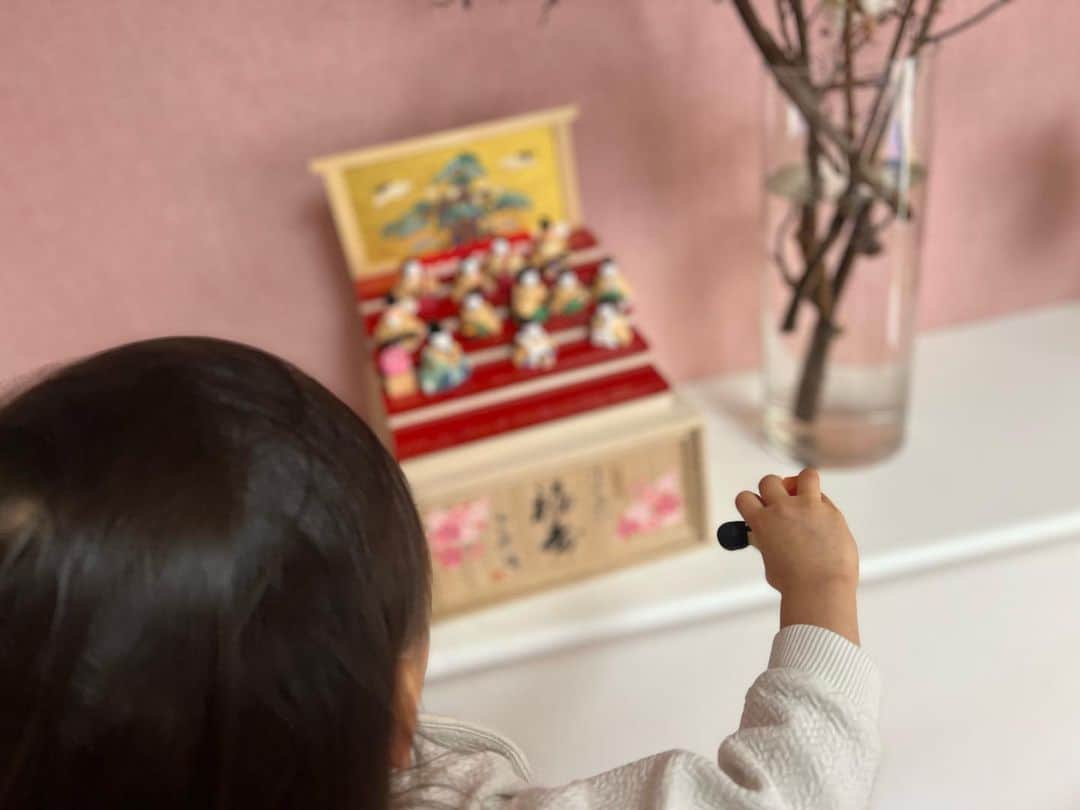田中麗奈さんのインスタグラム写真 - (田中麗奈Instagram)「手のひらサイズのお人形は 木で出来ているので、 娘も手にとって、遊んでいます。  お菓子どうぞ。 とか ママー 会いたかったよー とかお話しをしながらおままごとしてます。 笑。  娘の遊び相手にもなるし 可愛いからもっと飾っていたいくらいだけど、、😅   また来年。 お雛様たちどうもありがとう。  3歳になってる娘が住む世界がどうか少しでも 穏やかである事を願って。」3月4日 9時51分 - renatanaka07