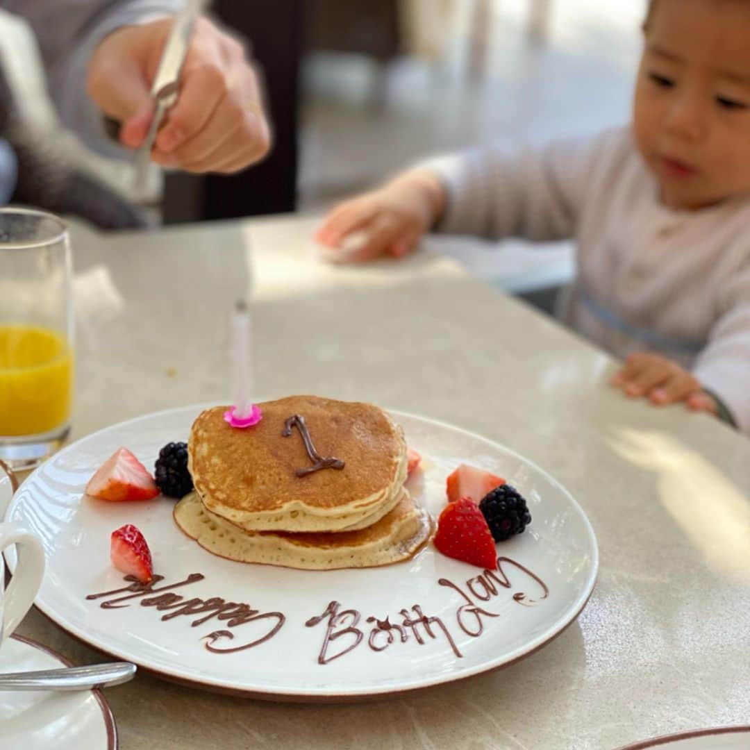 小泉里子さんのインスタグラム写真 - (小泉里子Instagram)「先月、1歳の誕生日を迎えた息子。 あっという間の1年だったな♡  息子が生まれた日は、私たち夫婦の結婚記念日でもあって、我が家にとってはスペシャルな日なのです。  日本に一時帰国する前に、砂漠のホテルでのんびり楽しいお祝い旅行をしてきました。  @ritzcarltonalwadidesert  2月の砂漠は、日中プールに入れるくらい暖かく日差しも強くて、 でも夜はダウンが必要なくらい寒くなります。  お部屋のプールは温水になってるから、息子が寝た後、星空の下でのひと泳ぎは最高に気持ちよかった。  お部屋にはケーキやら風船が、 ディナーや朝食でもお祝いしてくれて、最高のひと時でした。  日々、成長する息子。 相変わらず、うおおおおお！と唸っておりますが(笑) すくすく育ってね。 1歳お誕生日おめでとう♡  #satokodubai」3月4日 10時29分 - satokokoizum1