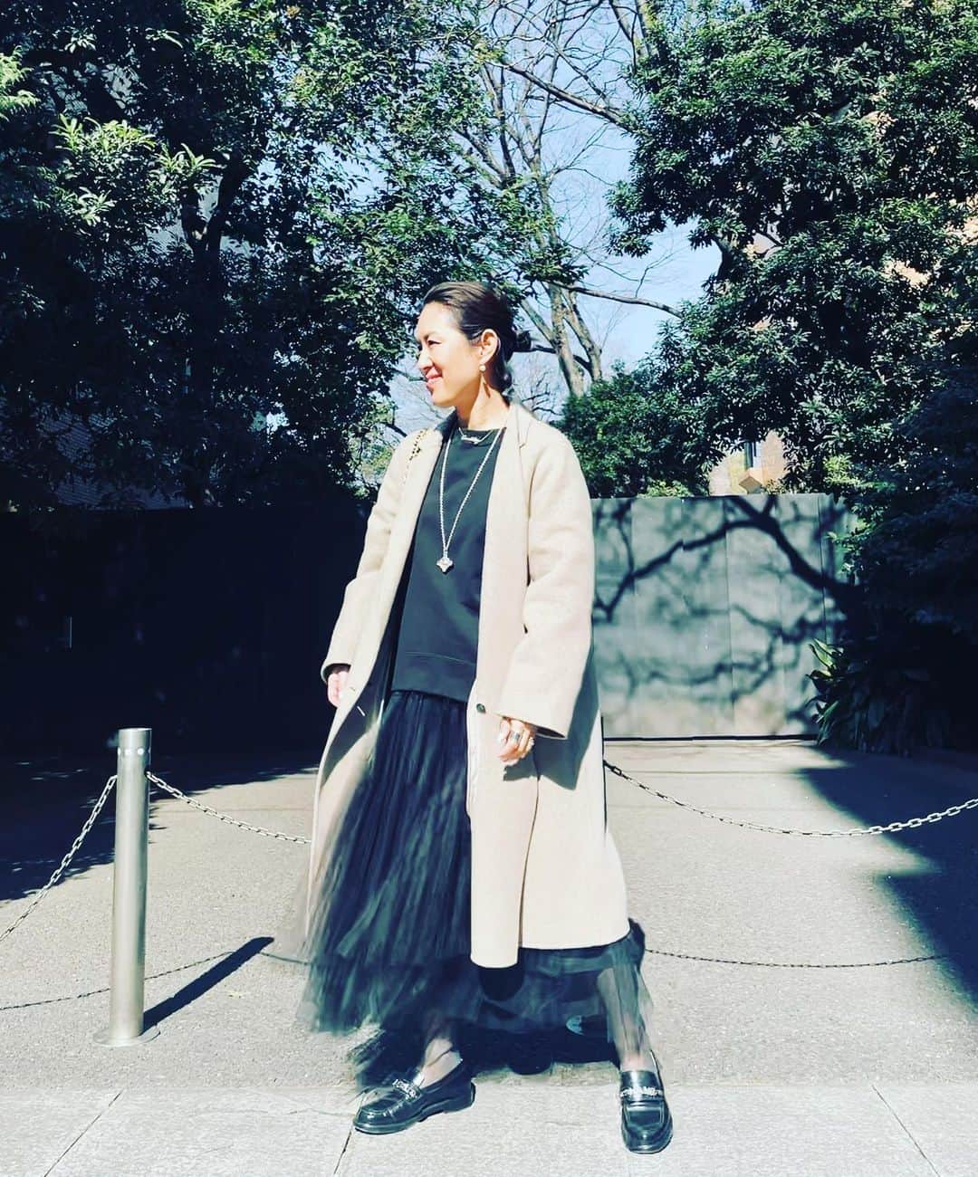 大草直子さんのインスタグラム写真 - (大草直子Instagram)「東京はすっかり春🌸です。細やかな四季がある日本、本当に好きです。この暖かで柔らかな春の日に、待ち侘びていたチュールスカートを初おろし。以前もお伝えしましたが、 @fabianafilippi とのコラボレーション。丈や分量、インナースカートの仕様、色。こだわり抜き、リクエストしまくり😁ました。プライスもかなり頑張って頂き、もう感無量✨来週の７日より店頭の予約開始します。25日からは、 @aoi.1961 にて💚夏はタンクトップやTシャツと。冬はざっくりニットと。素足、タイツ、ストッキング。足元のコーディネートも限定しません！たくさんはこう❤︎モカ色もあるんだ！　週末も仕事です。たくさんの服や靴や、人や価値観、美意識に会えるから、本当に毎日楽しい✨✨素敵な金曜日を🍷🍾🍻 @fabianafilippi  @aoi.1961  #aton #uniqlo #thestorebyc #fabianafilippi  #chanel #madisonblue  @amarc_official の #コラムは #インスタライブ前の #最後のあがきについて😁」3月4日 12時09分 - naokookusa