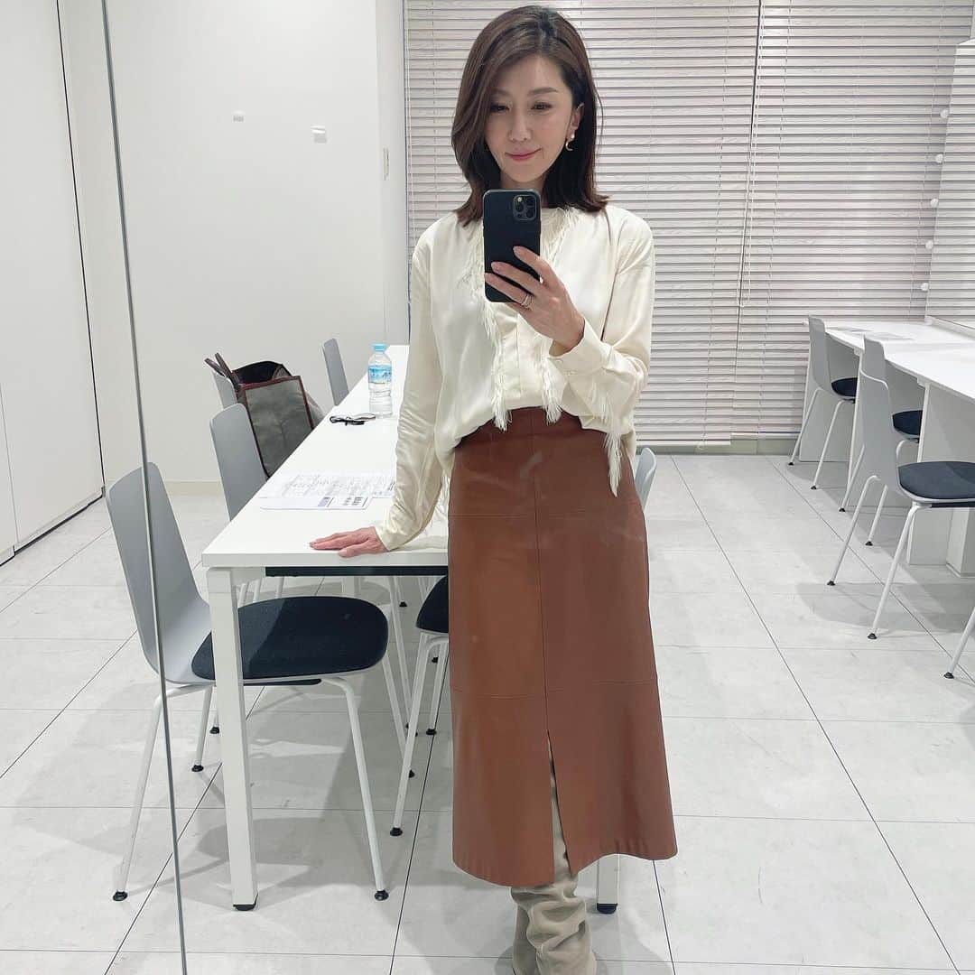 坂田陽子さんのインスタグラム写真 - (坂田陽子Instagram)「岐阜県垂井町のPRアニメ 『関ヶ原合戦 岐路に立った垂井の武将たち』完成記念オンライン上映会の番組司会を務めさせて頂きました。 ・ 天才軍師・竹中半兵衛の嫡男、竹中重門ら関ヶ原の合戦により敵同士となった、垂井町に所縁のある武将たちの郷土への想いを描いた作品で、 元は豊臣方に仕えるも、民の為に徳川方につくという決断を下した、 主役の竹中重門を演じる声優の 土岐隼一さん、 そして、劣勢と分かっていても 盟友・石田三成との友情のため西軍についた大谷吉継を演じた ヒップホップグループRHYMESTERのMummy-Dさん、 関ヶ原観光大使でDJのクリス・グレンさんをお招きしてのトークセッション。 あっという間の楽しい時間でした！ありがとうございました。 ・ 2/27に 配信された番組はこちらからご覧頂けます。 ご興味のある方は是非😆（拙い司会ですが笑）  https://m.youtube.com/watch?v=dWfOGz9p67U&feature=youtu.be ・ #岐阜県垂井町 #関ヶ原　#関ヶ原合戦 #関ヶ原合戦岐路に立った垂井の武将達 #土岐隼一　さん #mummyd さん #クリスグレン　さん #竹中半兵衛　#竹中重門 #大谷吉継　#平塚為広 #オンラインイベントmc #番組mc #mc #トークイベント」3月4日 16時33分 - yokosakata