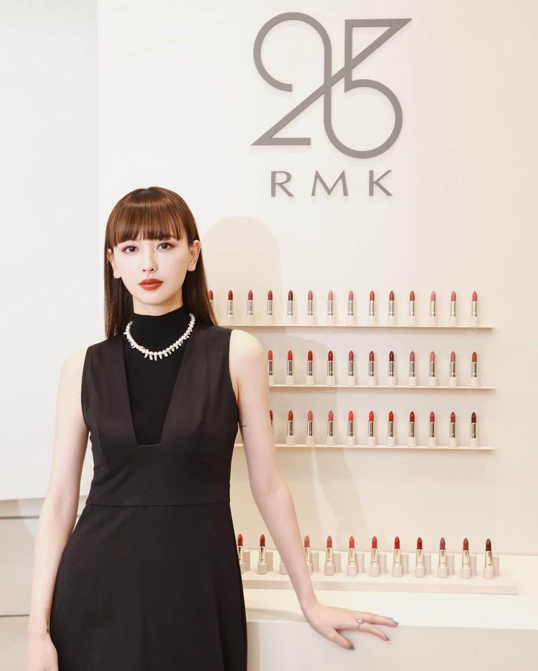 鈴木えみさんのインスタグラム写真 - (鈴木えみInstagram)「@rmkofficial RMKが25周年❣️ 青山本店で今月のみ開催中のポップアップでは、長く愛され続けてきた下地とファンデーションの展示や、カプセルトイ、コラボドーナツのコンテンツなどが登場します🤤🍩 25周年を記念した「RMK ザ リップカラー」はカラーもテクスチャーも絶妙で、普段使いにぴったりで最近のお気に入り💓 写真でつけているのは、私のおすすめカラー06番だよ💄 #RMK25th #RMKリップ」3月4日 17時10分 - emisuzuki_official