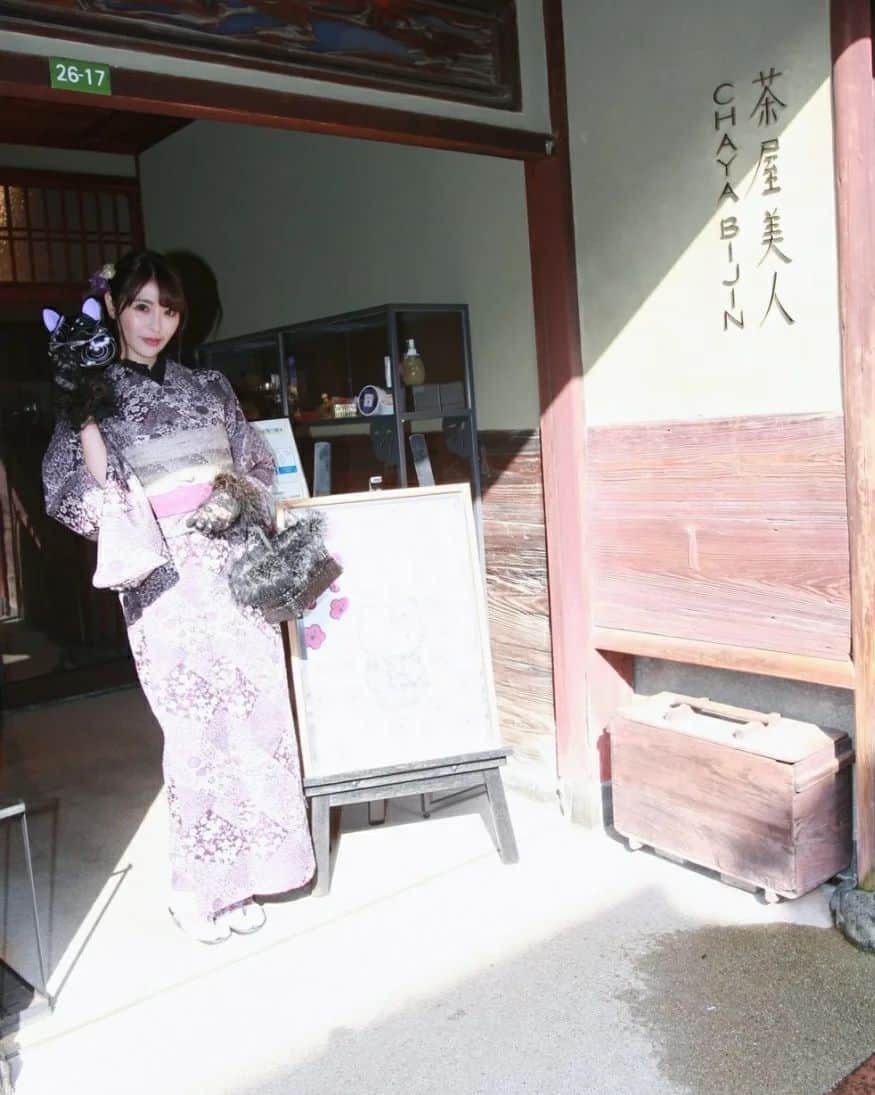 桃瀬えりなさんのインスタグラム写真 - (桃瀬えりなInstagram)「金沢お着物👘📸ひがし茶屋街❤⁡ ⁡⁡⁡⁡⁡ ⁡街並み素敵でした✨⁡ お散歩して、プリンぜんざいと加賀棒茶でお茶して来たよ🍮🍵⁡ ⁡加賀棒茶大好きだから、お土産で買ってきたの❤⁡ ⁡⁡ ⁡⁡⁡⁡⁡⁡#kanazawa⁡ ⁡#kimono⁡ ⁡#japanesemodel⁡ ⁡#follow⁡ ⁡#followme⁡ ⁡#金沢⁡ ⁡#ひがし茶屋街⁡ ⁡#金沢ぷりん⁡ ⁡#プリンぜんざい⁡ ⁡#加賀棒茶⁡ ⁡#着物⁡ ⁡#小紋柄⁡ ⁡#vasara兼六園店⁡ ⁡#桃瀬えりな」3月4日 17時51分 - eri_rin1221