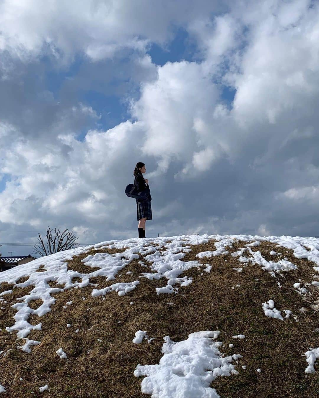 草野星華さんのインスタグラム写真 - (草野星華Instagram)「. 連続制服投稿失礼します🌫 ⁡ BBT「卒うた」に出演させていただいています。 コロナ禍で本来とは違う高校生活を送らざるをえなかった、富山の卒業生達に向けた思い出のミュージックビデオとなっています💐 私は今日卒業の高校生を演じました。台詞はなかったけれど高校を思い返して現実の自分と重ね合わせながらできたと思います😌 歌はAwesome City Clubさんのまたたきという曲に富山県内の高校3年生から募集した写真が高校別で沢山入っています︎☺︎ ⁡ 3月31日まで毎日テレビで出ているので、富山の方はぜひ見てみてください︎！ 富山県外の方はYouTubeもあるのでぜひ🌸 ⁡ #草野星華 #富山 #卒うた #awesomecityclub」3月4日 18時43分 - ykys410