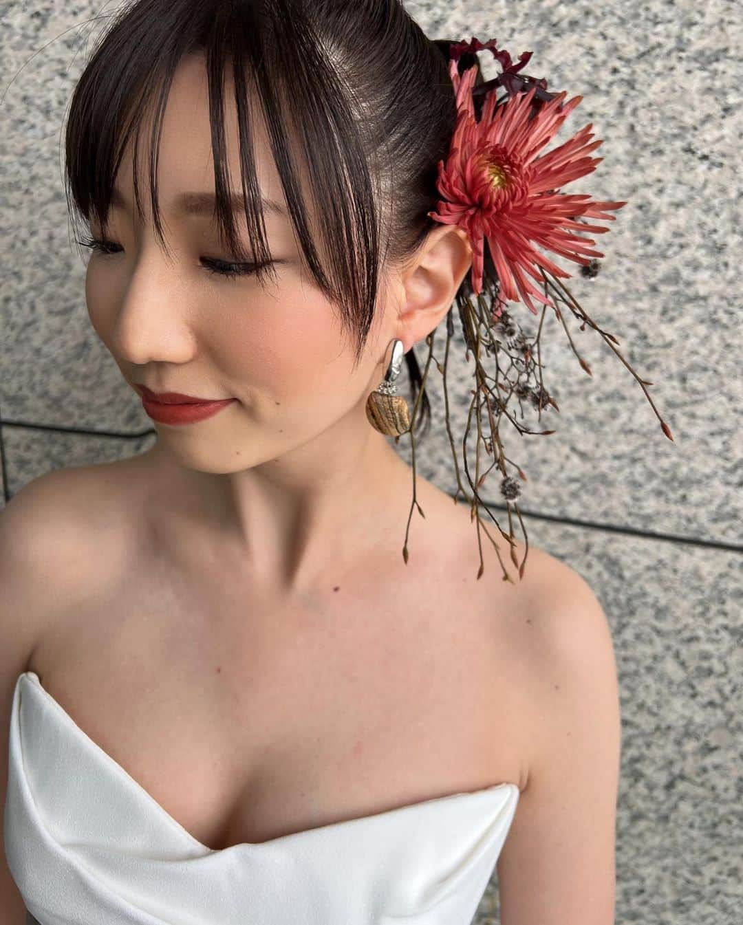 服部由紀子さんのインスタグラム写真 - (服部由紀子Instagram)「パレスホテルでご指名頂きました。  少し人と違った自分らしさの個性を表現したい！と。  お花もプロデュースさせて頂きました♪  面を大切にしたアップヘア。  それ以外のスタイリングも全く違う表現をして、  1日中ヘアメイクを楽しんでくれました。  お任せしてくださってありがとうございました😊  アクセサリー @fio_da_aranha 東京 @ceu.tokyo  名古屋 @ceu_wedding   ※ウェデングの当日、前撮りのご依頼はサロンにお問い合わせください♪ 私が埋まっている場合、 私の代わりに同じ想い、同じ技術のスタッフもいます😌✨  東京 03-6712-6422 名古屋 052-746-9009  ーーーーーーーーーーーーーーーーーー  #プレ花嫁#東京花嫁#横浜花嫁#前撮り#結婚#大阪花嫁#ホテルウェディング#出張ヘアメイク#和装ヘア#ヘアメイク#白無垢ヘア#パレス花嫁#関西花嫁#ウェディングブーケ#ウェディングブーケオーダー#ウェディングブーケ#ブーケ#東京前撮り#名古屋花嫁#丸の内前撮り#パレスホテル東京  #前撮りヘア」3月4日 20時35分 - ceu0116