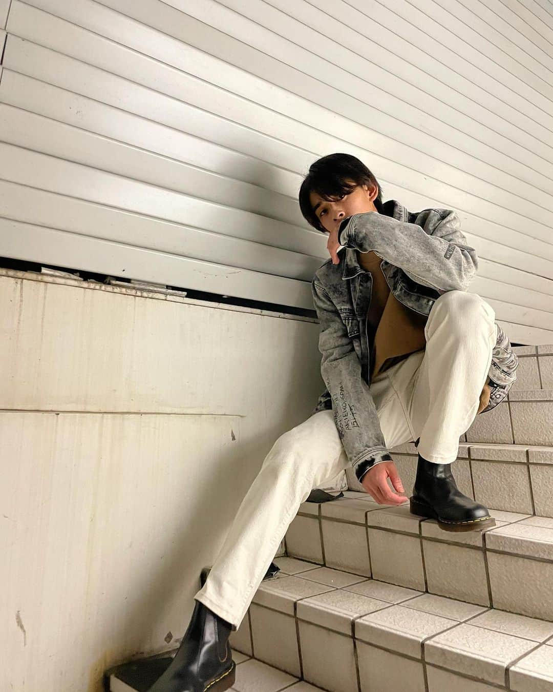 桑山隆太（WATWING）さんのインスタグラム写真 - (桑山隆太（WATWING）Instagram)「個人的に新しい茶色の服と🟤 白いズボン👖 . . #WATWING #hm #hmman #drmartens #shot #fashion #lifestyle」3月5日 0時00分 - ryutakuwayama_watwing