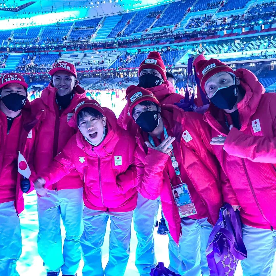 岡本圭司さんのインスタグラム写真 - (岡本圭司Instagram)「いよいよ北京パラリンピック開幕しました。 こんな情勢ですが、自分達に出来ることはここまで積み上げてきた力を出しきって、精一杯滑るだけ。 それで皆に少しでも楽しんでもらえることが出来れば、と思います。 そして開会式は本当に素晴らしい演出でワクワクしました。 ここに立てることを日本の皆に感謝します。  自分達の大会は 6日 スノーボードクロス予選 7日 スノーボードクロス決勝 12日 バンクドスラローム決勝 となります。 自分らしい滑りしてきますので、是非日本チームの応援宜しくお願いします。  Peace Ukraine!  #beijing2022  #paralympics  #北京パラリンピック #パラリンピック #teamjapan #werideforever」3月5日 0時29分 - hywod_kj