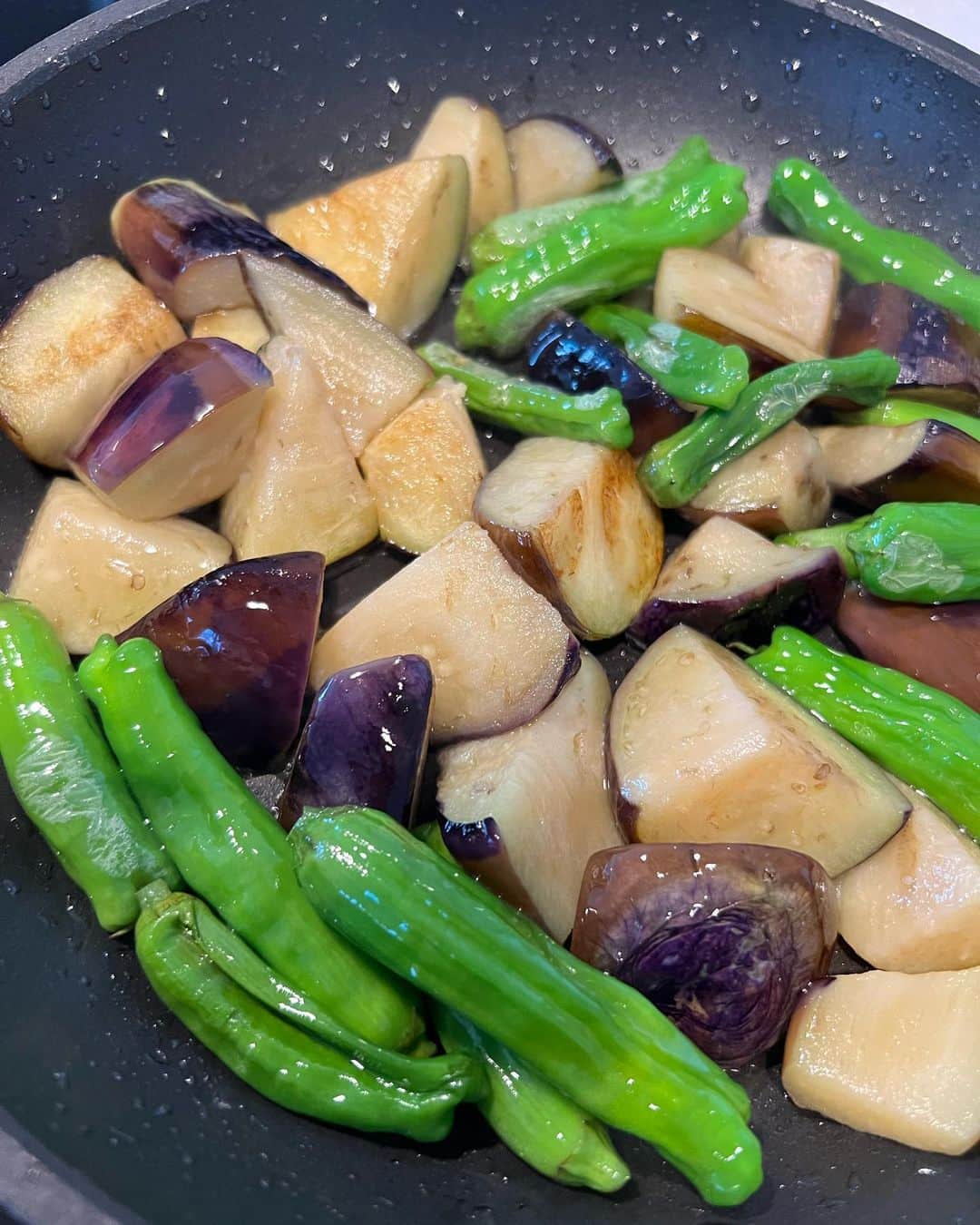 舟山久美子（くみっきー）さんのインスタグラム写真 - (舟山久美子（くみっきー）Instagram)「久しぶりに作っちゃった🤤  季節野菜では、ないんだけど、ナスを使って🍆 食欲沸かない時でも食べれる❤️  〜作り方〜 麺つゆとカンタン酢を1:1で混ぜて、味味をしながらお水で薄めていく🙆‍♀️  そして、野菜を素揚げしたらタレに入れて冷蔵庫で冷やす！  食べる前に大葉やみょうが、生姜の千切りをたーっぷりのせれば出来上がり♪  妊娠中とか酸っぱいの食べたくて作ってた🤤❤️  仲良いヘアメイクさんのお家で食べてからハマって作ってます😘  お料理得意なお友達居るとレシピ共有し合えて助かるよね♡  また何か良さそうなのあればシェアするね〜！ 今日も素敵な一日を〜♡」3月5日 9時23分 - kumikofunayama