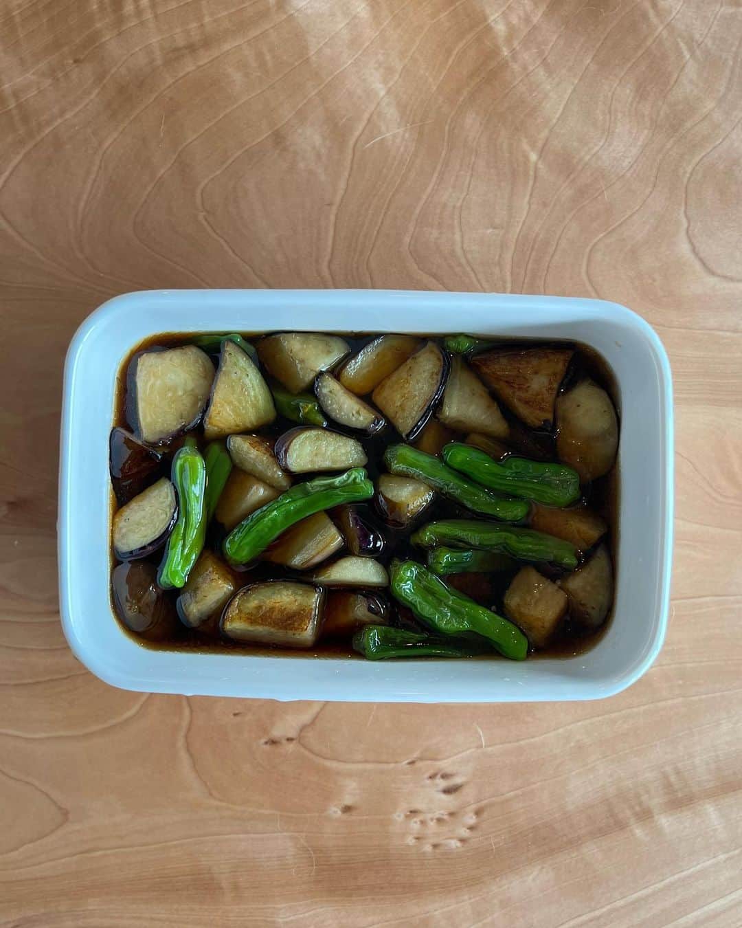 舟山久美子（くみっきー）さんのインスタグラム写真 - (舟山久美子（くみっきー）Instagram)「久しぶりに作っちゃった🤤  季節野菜では、ないんだけど、ナスを使って🍆 食欲沸かない時でも食べれる❤️  〜作り方〜 麺つゆとカンタン酢を1:1で混ぜて、味味をしながらお水で薄めていく🙆‍♀️  そして、野菜を素揚げしたらタレに入れて冷蔵庫で冷やす！  食べる前に大葉やみょうが、生姜の千切りをたーっぷりのせれば出来上がり♪  妊娠中とか酸っぱいの食べたくて作ってた🤤❤️  仲良いヘアメイクさんのお家で食べてからハマって作ってます😘  お料理得意なお友達居るとレシピ共有し合えて助かるよね♡  また何か良さそうなのあればシェアするね〜！ 今日も素敵な一日を〜♡」3月5日 9時23分 - kumikofunayama