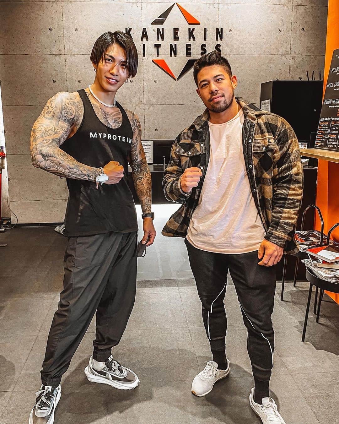 諸岡 昌紀さんのインスタグラム写真 - (諸岡 昌紀Instagram)「@kanekinfitness  @kanekinfitnessgym   カネキンさんのこれからの活躍が楽しみすぎます🙏  2枚目の写真は3年前ぐらい？ 今年は仕事が忙しいから大会出るかわからないけどまた出たい！  #筋肉 #筋トレ #運動 #トレーニング #ワークアウト #筋肉男子 #マッチョ #腹筋 #逆三角形  #美ボディ #モデル #model #ジム #パーソナルジム #tattoo  #健康 #美容 #美白 #美意識向上」3月5日 14時23分 - yoshiki.fit