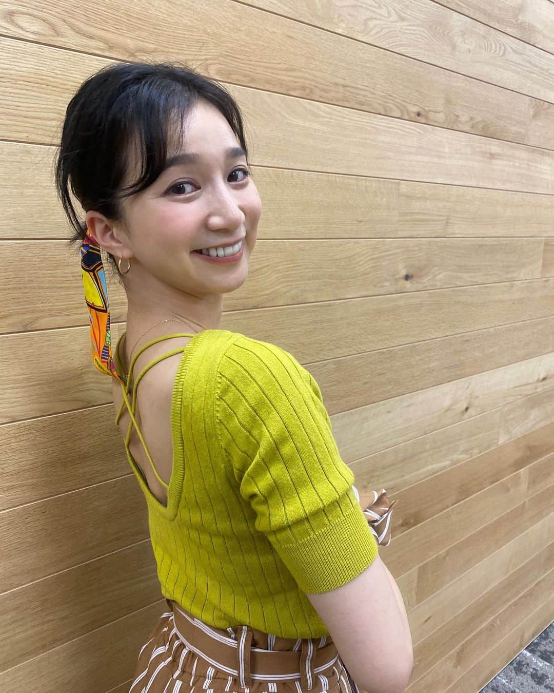 芹那さんのインスタグラム写真 - (芹那Instagram)「今週の芹那だよぉは📺 『everydayカチューシャ』 踊ってみた🩰💓 久しぶりだったので 10分ほど練習時間もらいました😝  メンバーに見られたら なんと言われるか🤣 特に梅太郎❣️W  当時つきっきりでダンス教えてくれてたんだぁ 何もかもメンバーに支えられっぱなしだった😌😌😌  今月の、31日で 卒業して１０年経つけれど みんなで何かやりたかったなぁ タイムリミット迫ってきているけれど まだまだ諦めてないけれど✊🏻 またみんなで 集まってSDN48 やりたいなっ❣️  2022/3/31みんなはどんなふうに過ごしたいですか❔❕🤍  ALL @laymee_official  セットアップかわいい😍 ショートパンツの丈感が 大人っぽくて好き❣️ インナーのトップスも 背中が綺麗にみえて とっても素敵なコーディネート🥰」3月5日 18時19分 - serinaofficial