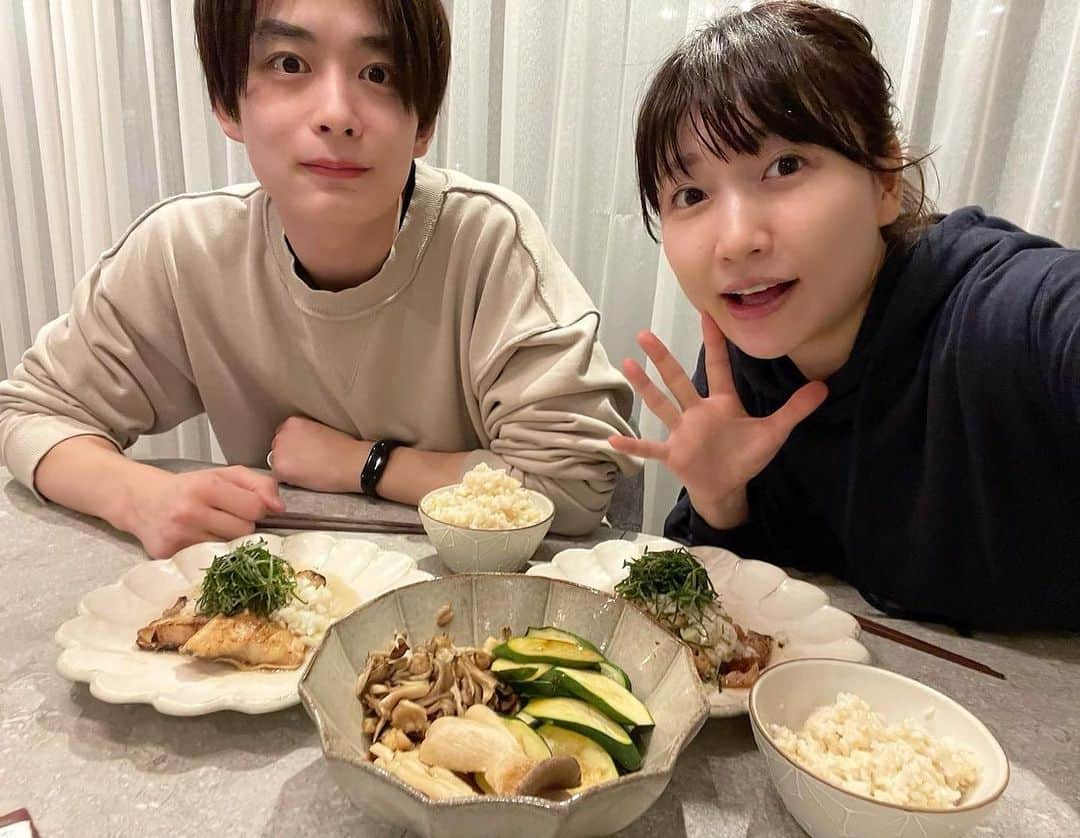 桃さんのインスタグラム写真 - (桃Instagram)「めちゃくちゃ健康的な夕ご飯…🙏🏻✨いつも最高にズボラなご飯しか食べてないんだけど、先週は3食、HELLO FRESHの恩恵を受けました…！！！ 食材とレシピが1食分ずつ紙袋に入ってて、わかりやすくて作りやすい…！スーパー行く手間、食材を探す手間、レシピを考える手間、全部省けてバランスの良い食事…ありがとうございます😭👏🏻✨ 好きなメニューが毎週選べるんだけど、うちは焼き魚を自主的になかなか食べないから、あえて魚のメニューにしました🐟 ほっけ柔らかくて美味しかったぁぁぁ🤤❤️  割引コード HELLOMOMO で初回注文最初2箱が合計5000引きに！是非この機会に試してみて😉リンクはストーリーか、 @hellofreshjapan から✈️  #HelloFresh #ハローフレッシュ #ハロフレ #ミールキット #宅配サービス #ad @hellofreshjapan」3月5日 19時09分 - momo.official