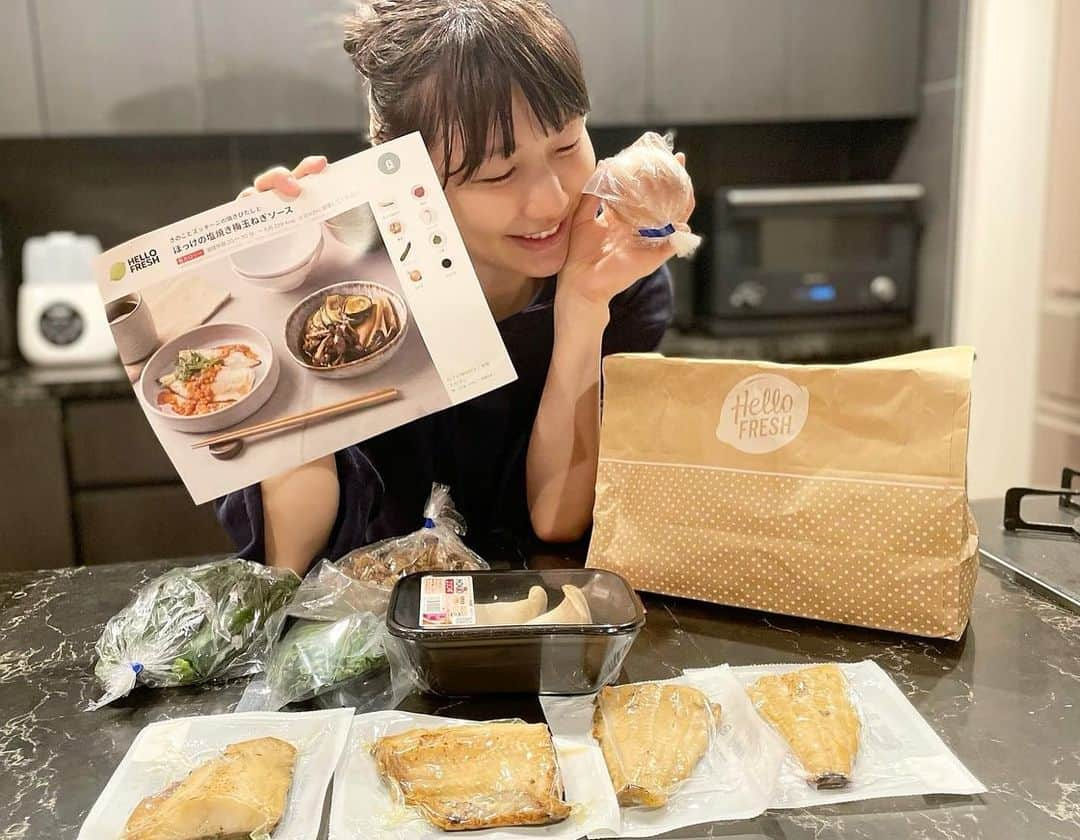 桃さんのインスタグラム写真 - (桃Instagram)「めちゃくちゃ健康的な夕ご飯…🙏🏻✨いつも最高にズボラなご飯しか食べてないんだけど、先週は3食、HELLO FRESHの恩恵を受けました…！！！ 食材とレシピが1食分ずつ紙袋に入ってて、わかりやすくて作りやすい…！スーパー行く手間、食材を探す手間、レシピを考える手間、全部省けてバランスの良い食事…ありがとうございます😭👏🏻✨ 好きなメニューが毎週選べるんだけど、うちは焼き魚を自主的になかなか食べないから、あえて魚のメニューにしました🐟 ほっけ柔らかくて美味しかったぁぁぁ🤤❤️  割引コード HELLOMOMO で初回注文最初2箱が合計5000引きに！是非この機会に試してみて😉リンクはストーリーか、 @hellofreshjapan から✈️  #HelloFresh #ハローフレッシュ #ハロフレ #ミールキット #宅配サービス #ad @hellofreshjapan」3月5日 19時09分 - momo.official