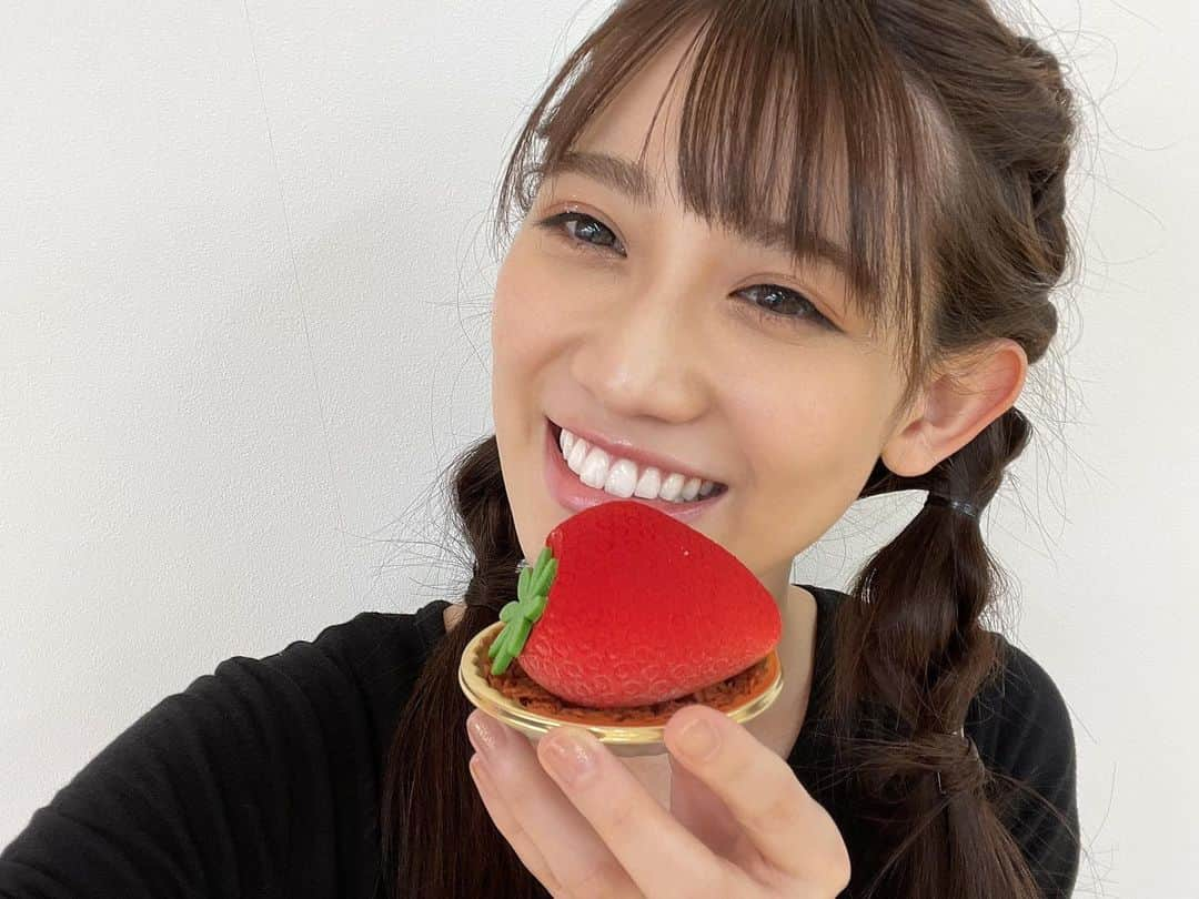 秋本帆華さんのインスタグラム写真 - (秋本帆華Instagram)「. 撮影の時に頂いたケーキ🍓  #ストロベリ子 #チャージ完了  ボイトレ行ってきます♪」3月5日 19時31分 - honoka_akimoto_official