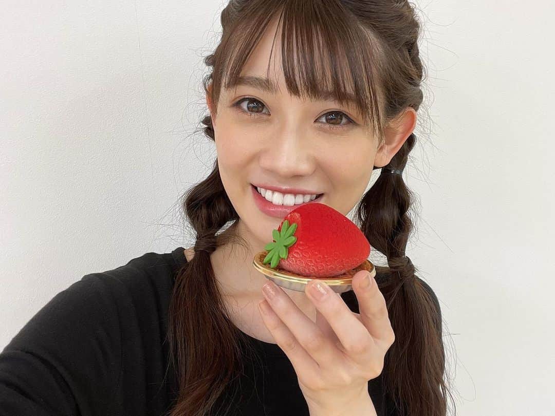 秋本帆華さんのインスタグラム写真 - (秋本帆華Instagram)「. 撮影の時に頂いたケーキ🍓  #ストロベリ子 #チャージ完了  ボイトレ行ってきます♪」3月5日 19時31分 - honoka_akimoto_official