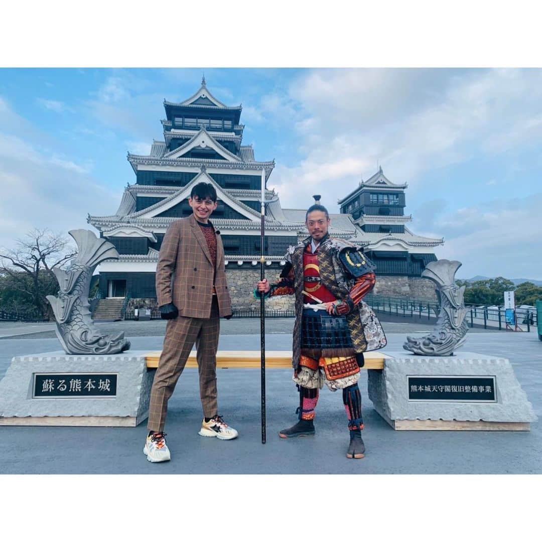 ハリー杉山さんのインスタグラム写真 - (ハリー杉山Instagram)「皆さんこんばんは🕺🏻 どんな週末を迎えてますか？ Are you surviving?  Having a good day?  僕は先程お仕事を終えてゆっくりリセットしてます^_^ そこで皆さん忘れてないですよね？😏  そうです^_^ 2100〜  世界ふしぎ発見！です！  千田嘉博先生と城を攻めまくってます。むしろ城デートです🏯皆さんも是非我々のジャーニーにご一緒してほしい！！  ミステリーハンターとして日本を渡り、歴史を感じれば感じるほど過去の偉人に憧れを感じてしまいます。そしてもし自分がその時代に生きていたなら、どんな日常に置かれていたのか妄想するのが楽しいです。  英国人の自分のご先祖様の歴史をちゃんと理解しているつもりですが、いつかちゃんと日本のご先祖様の歴史も知りたいです。杉山の先祖を辿っていくと戦国時代で何をしていたのだろう..  それではまもなく！ see you soon!!  #世界ふしぎ発見 #千田嘉博  #城 #上田城 #大阪城 #熊本城 #熱海城 #恵林寺 #戦国時代  #paulsmith」3月5日 20時22分 - harrysugiyama