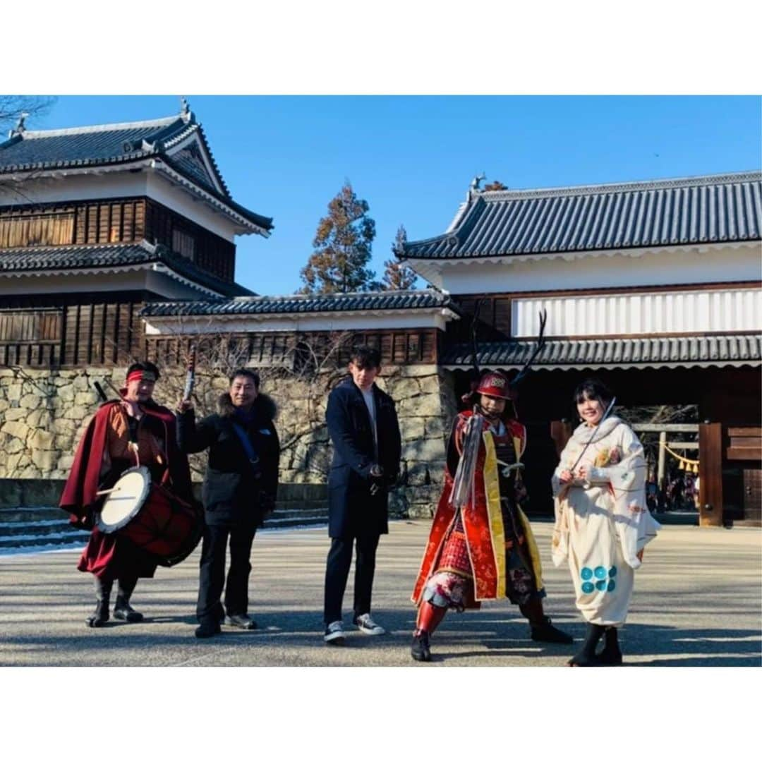 ハリー杉山さんのインスタグラム写真 - (ハリー杉山Instagram)「皆さんこんばんは🕺🏻 どんな週末を迎えてますか？ Are you surviving?  Having a good day?  僕は先程お仕事を終えてゆっくりリセットしてます^_^ そこで皆さん忘れてないですよね？😏  そうです^_^ 2100〜  世界ふしぎ発見！です！  千田嘉博先生と城を攻めまくってます。むしろ城デートです🏯皆さんも是非我々のジャーニーにご一緒してほしい！！  ミステリーハンターとして日本を渡り、歴史を感じれば感じるほど過去の偉人に憧れを感じてしまいます。そしてもし自分がその時代に生きていたなら、どんな日常に置かれていたのか妄想するのが楽しいです。  英国人の自分のご先祖様の歴史をちゃんと理解しているつもりですが、いつかちゃんと日本のご先祖様の歴史も知りたいです。杉山の先祖を辿っていくと戦国時代で何をしていたのだろう..  それではまもなく！ see you soon!!  #世界ふしぎ発見 #千田嘉博  #城 #上田城 #大阪城 #熊本城 #熱海城 #恵林寺 #戦国時代  #paulsmith」3月5日 20時22分 - harrysugiyama