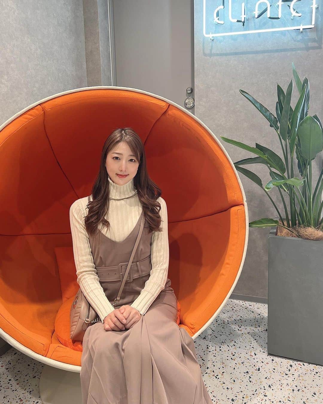 佐々木もよこさんのインスタグラム写真 - (佐々木もよこInstagram)「先日、はじめて！マッサージピールを受けてきました😌💓✨  下北沢にある @oneup_clinic で人気のハイドラジェントル&マッサージピールを組み合わせた『マシュマロ肌コース』🐑💓✨  ハイドラジェントルは特殊な水流で皮脂や角質など汚れを吸引するもの。 きちんとメイク落としやケアができていたのか、こちらはほとんど濁りのない綺麗な水になって安心😂✨  そして楽しみにしていた剥けにくいピーリング！  先生との問診のあと、看護師さんが本当に丁寧に施術してくださり、終わった瞬間自分の毛穴の綺麗さは肌のツルピカさに感動🥺✨✨  やっっぱり！肌の綺麗さは自分のモチベーションにつながるからメンテナンスはめちゃくちゃ大事！  自分で自分の機嫌取らないで誰に取らせるの！？自分でしょ！(🙂)  次の日からメイク乗りもいい感じがしたし、艶が内側からでているようで嬉しいね🥰💕  ちなみにわたしは皮剥けはありませんでした🙅‍♀️  最近大人ニキビに悩まされているので、定期的にピーリングにいこうかなあと思ったよ。  そして何より担当してくださった看護師さんがほんまもんの美容好きの方で惜しげなくオススメ美容情報を横流ししてくださったので最高な時間でした🥺✨✨  マシュマロコースはお手頃価格で試しやすく人気みたいなので気になった方は是非見てみてほしいです！  #美容#美容メンテナンス#マッサージピール#ハイドラジェントル#マシュマロ肌コース#美容クリニック#oneupclinic #下北沢美容#肌管理」3月5日 21時11分 - moyoko_atom