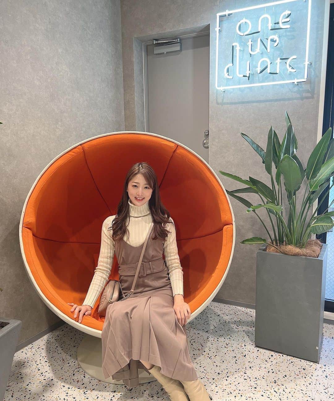 佐々木もよこさんのインスタグラム写真 - (佐々木もよこInstagram)「先日、はじめて！マッサージピールを受けてきました😌💓✨  下北沢にある @oneup_clinic で人気のハイドラジェントル&マッサージピールを組み合わせた『マシュマロ肌コース』🐑💓✨  ハイドラジェントルは特殊な水流で皮脂や角質など汚れを吸引するもの。 きちんとメイク落としやケアができていたのか、こちらはほとんど濁りのない綺麗な水になって安心😂✨  そして楽しみにしていた剥けにくいピーリング！  先生との問診のあと、看護師さんが本当に丁寧に施術してくださり、終わった瞬間自分の毛穴の綺麗さは肌のツルピカさに感動🥺✨✨  やっっぱり！肌の綺麗さは自分のモチベーションにつながるからメンテナンスはめちゃくちゃ大事！  自分で自分の機嫌取らないで誰に取らせるの！？自分でしょ！(🙂)  次の日からメイク乗りもいい感じがしたし、艶が内側からでているようで嬉しいね🥰💕  ちなみにわたしは皮剥けはありませんでした🙅‍♀️  最近大人ニキビに悩まされているので、定期的にピーリングにいこうかなあと思ったよ。  そして何より担当してくださった看護師さんがほんまもんの美容好きの方で惜しげなくオススメ美容情報を横流ししてくださったので最高な時間でした🥺✨✨  マシュマロコースはお手頃価格で試しやすく人気みたいなので気になった方は是非見てみてほしいです！  #美容#美容メンテナンス#マッサージピール#ハイドラジェントル#マシュマロ肌コース#美容クリニック#oneupclinic #下北沢美容#肌管理」3月5日 21時11分 - moyoko_atom